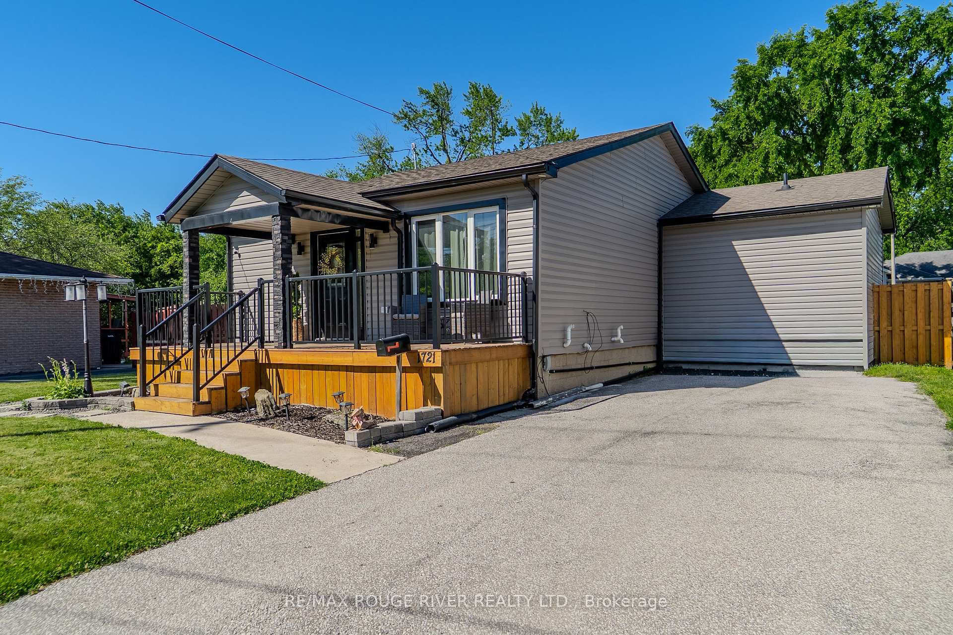 Photo 3 of 1721 S Cameron Blvd, Windsor — HOMEH