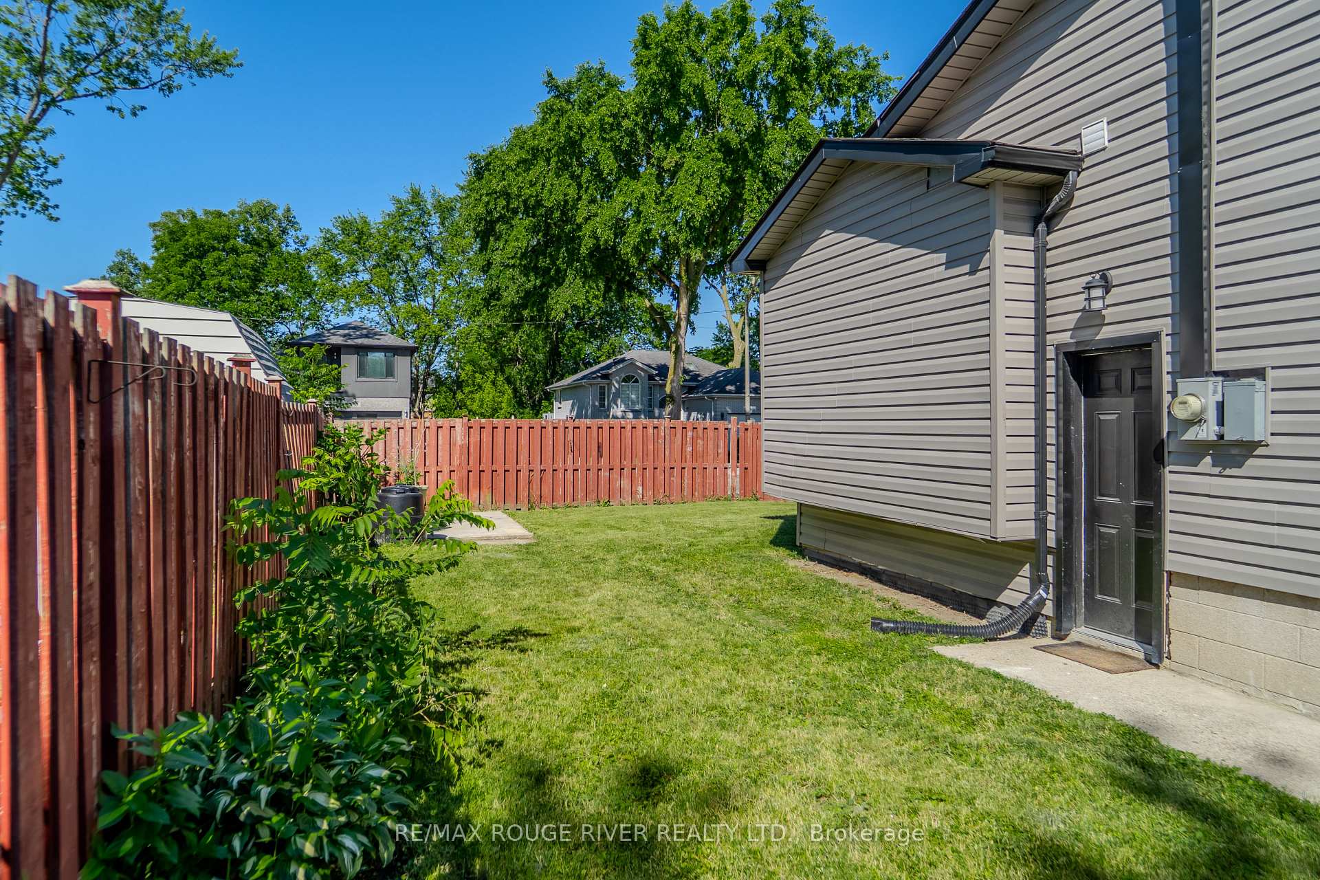 Photo 4 of 1721 S Cameron Blvd, Windsor — HOMEH