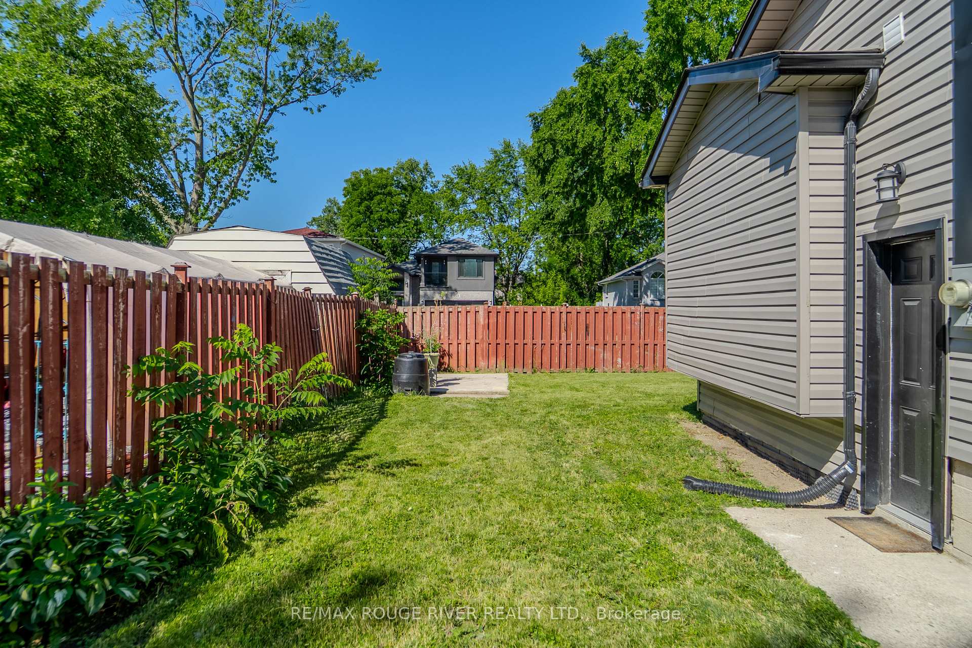 Photo 5 of 1721 S Cameron Blvd, Windsor — HOMEH