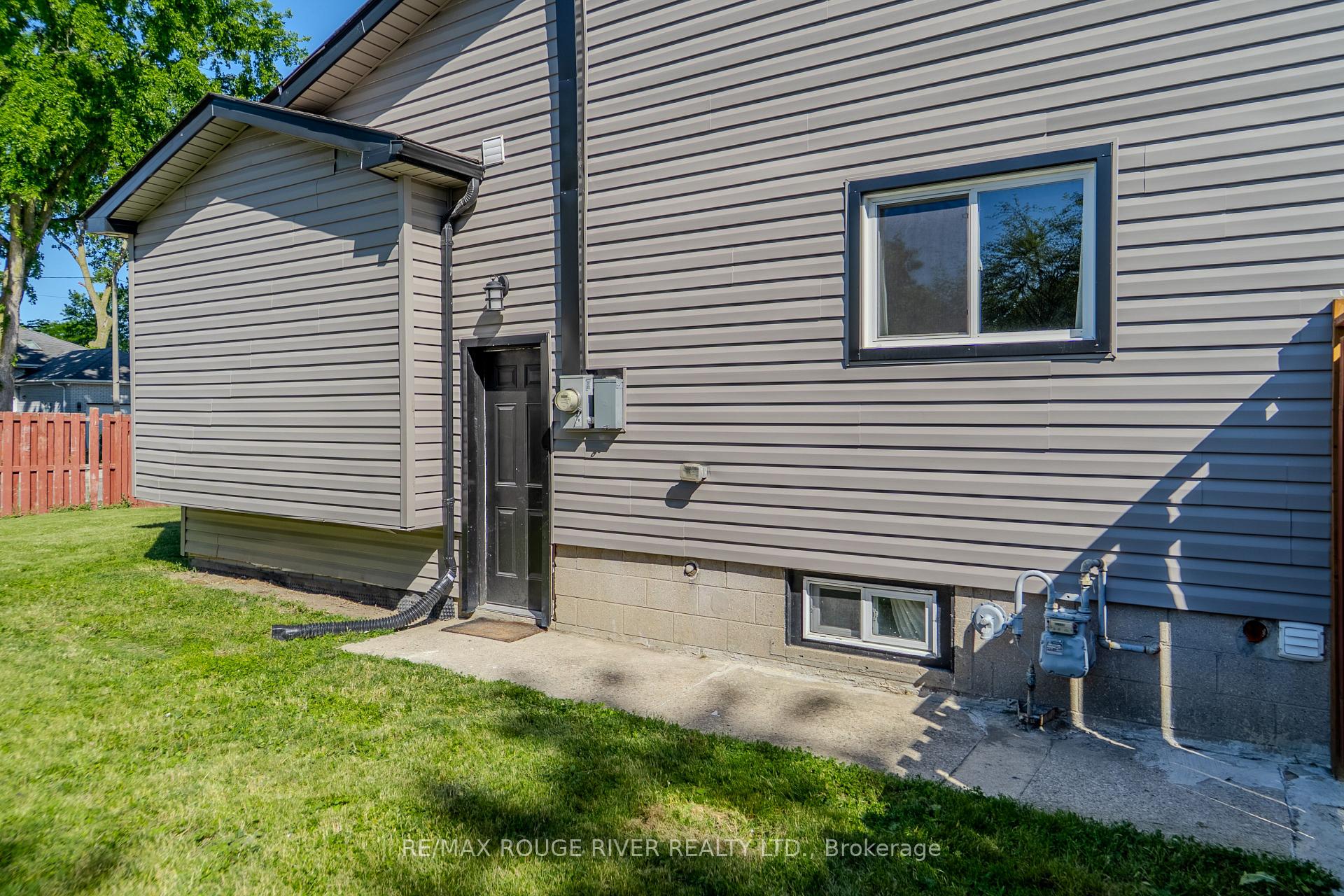 Photo 6 of 1721 S Cameron Blvd, Windsor — HOMEH