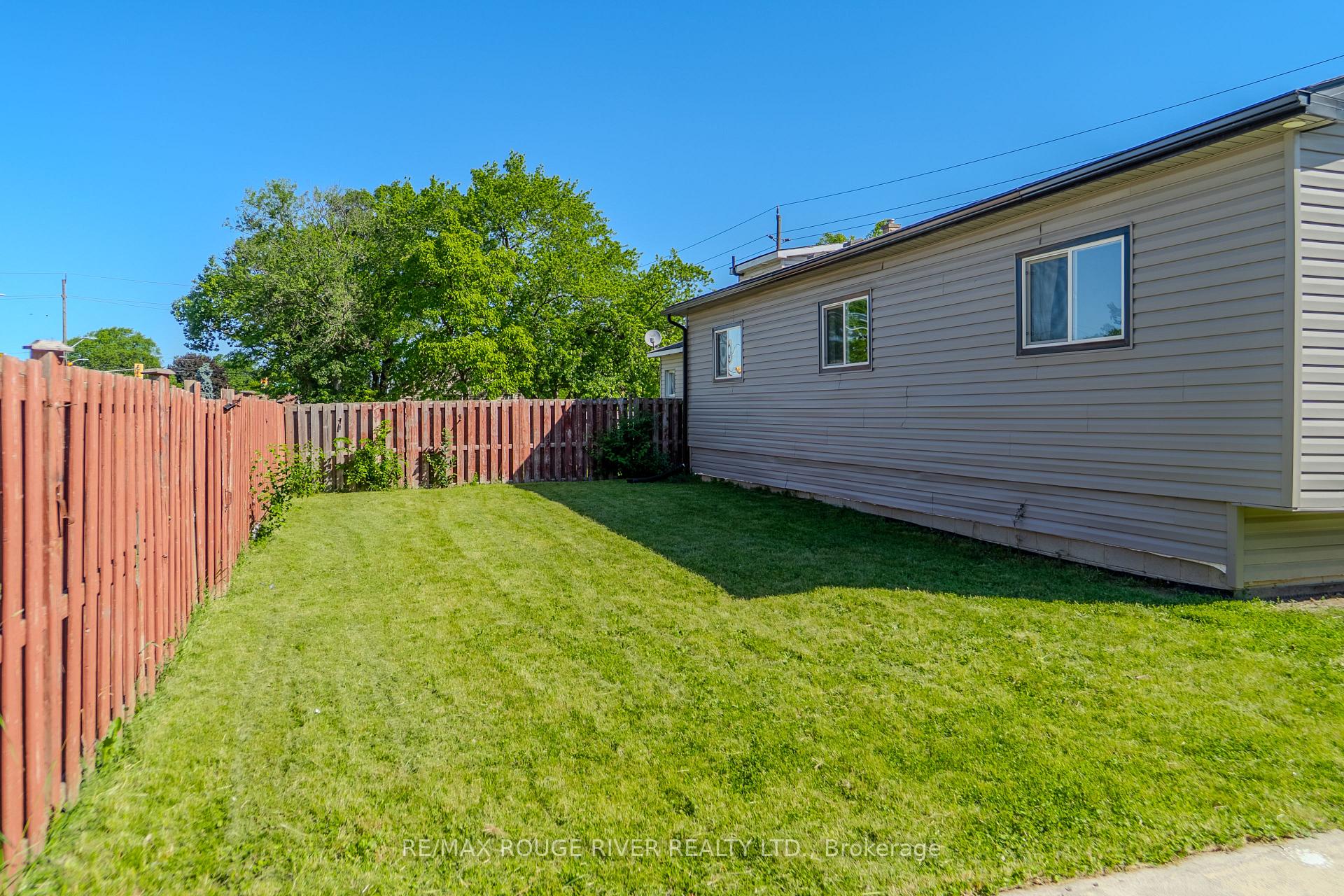Photo 8 of 1721 S Cameron Blvd, Windsor — HOMEH