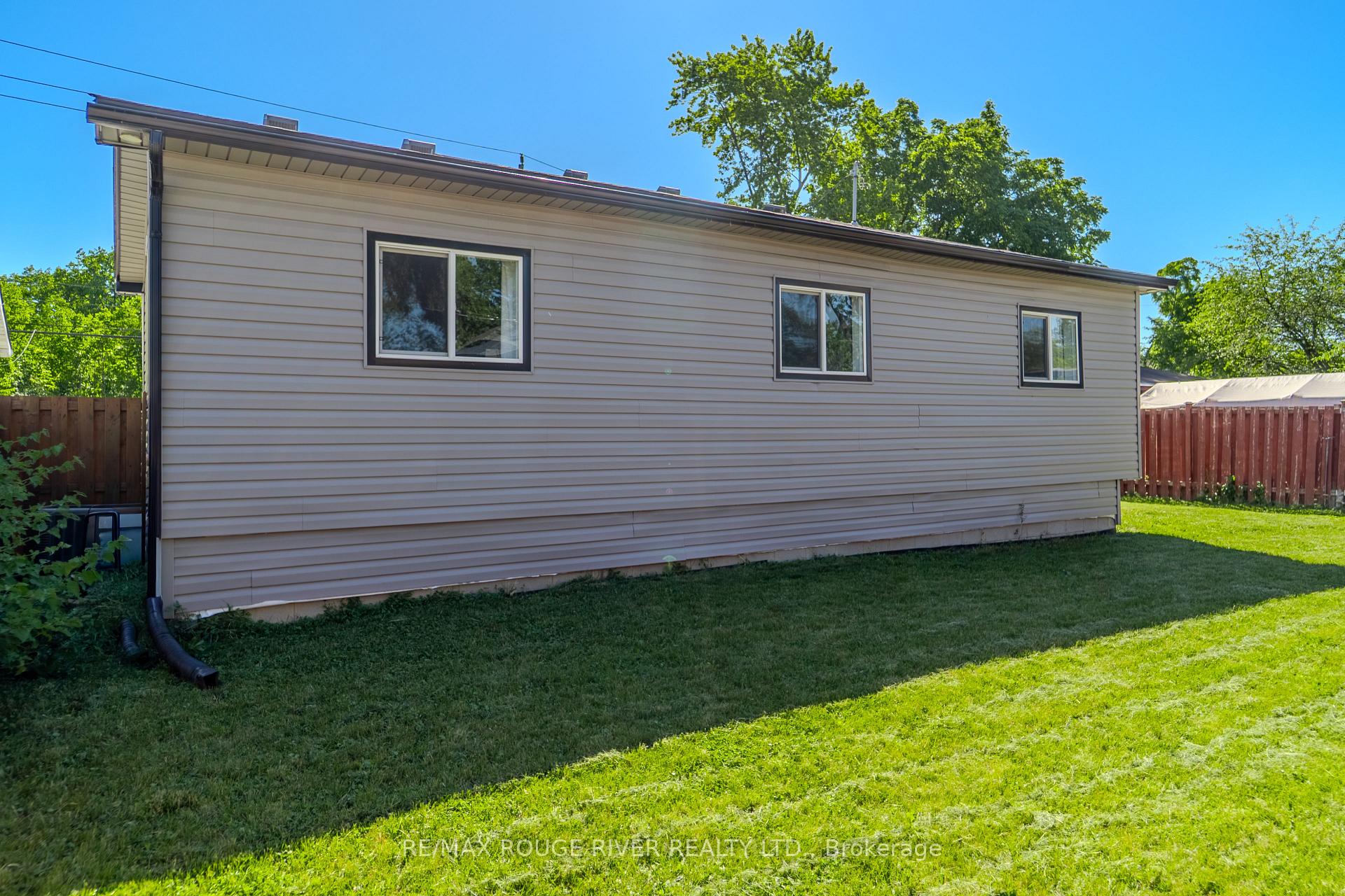 Photo 9 of 1721 S Cameron Blvd, Windsor — HOMEH