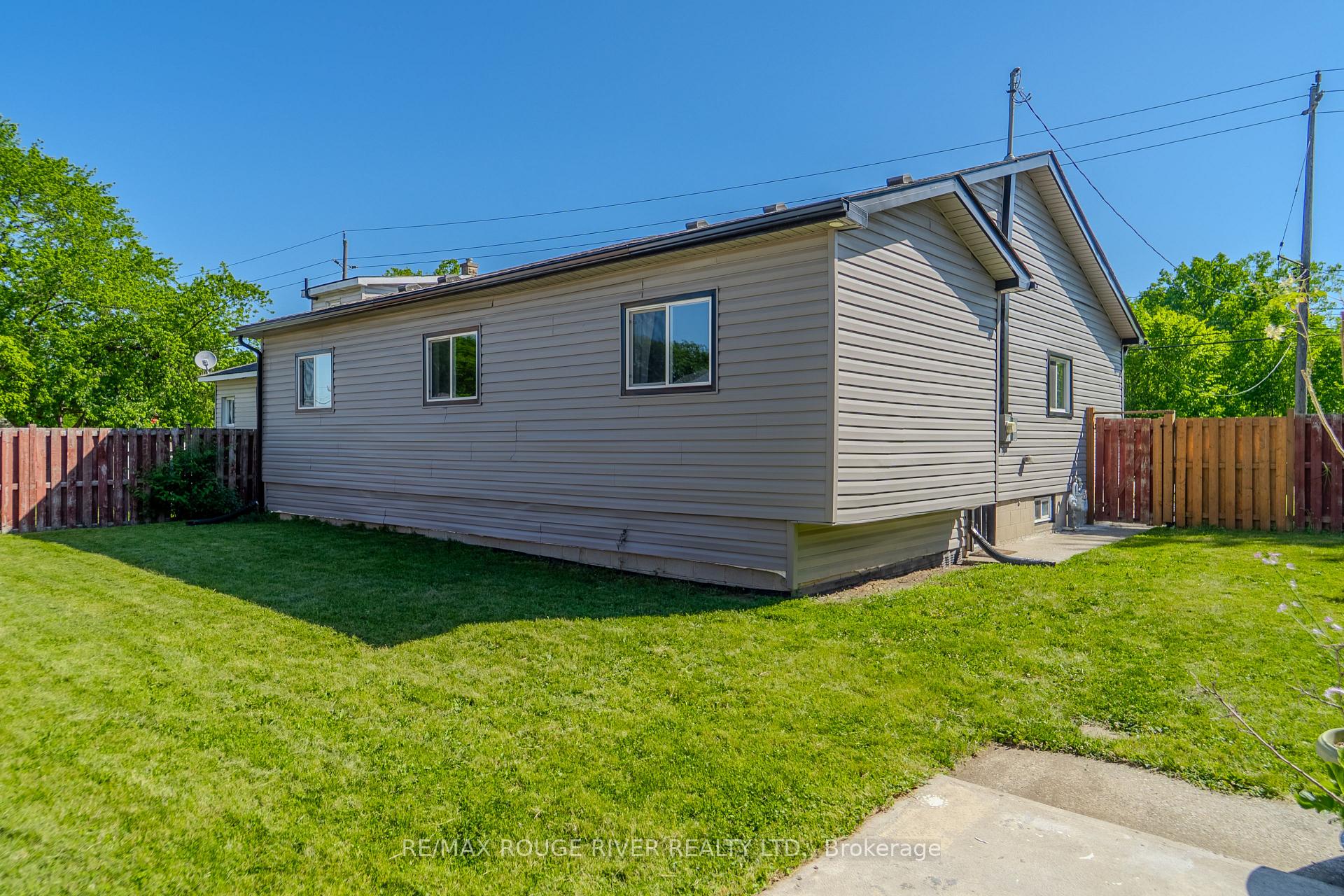 Photo 10 of 1721 S Cameron Blvd, Windsor — HOMEH