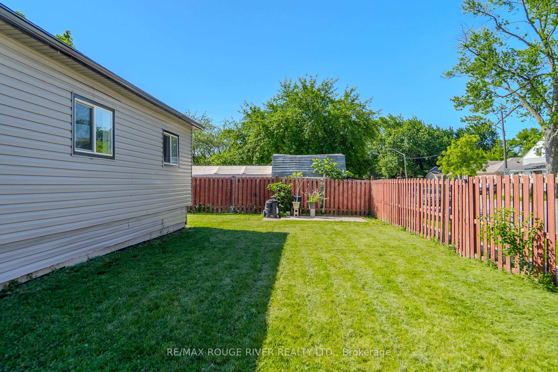 Photo 11 of 1721 S Cameron Blvd, Windsor — HOMEH