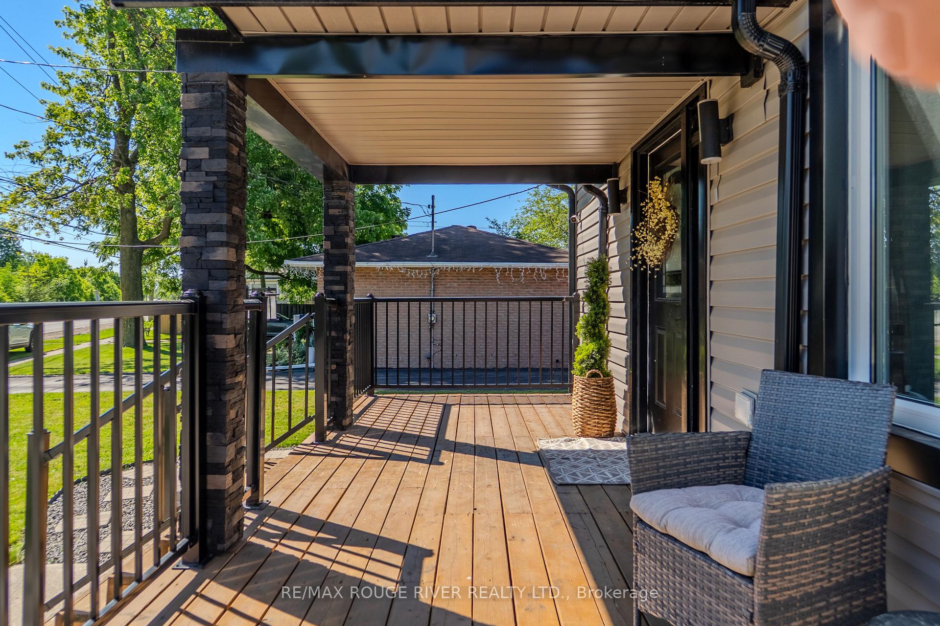 Photo 15 of 1721 S Cameron Blvd, Windsor — HOMEH