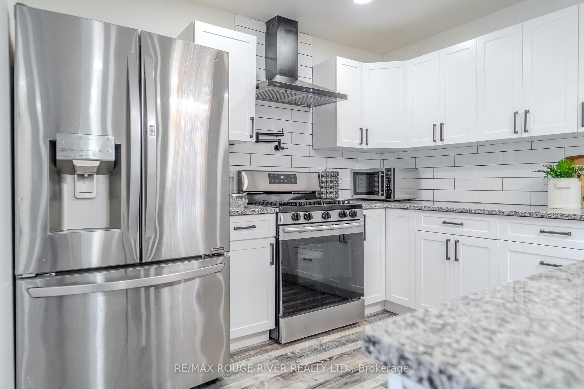 Photo 38 of 1721 S Cameron Blvd, Windsor — HOMEH