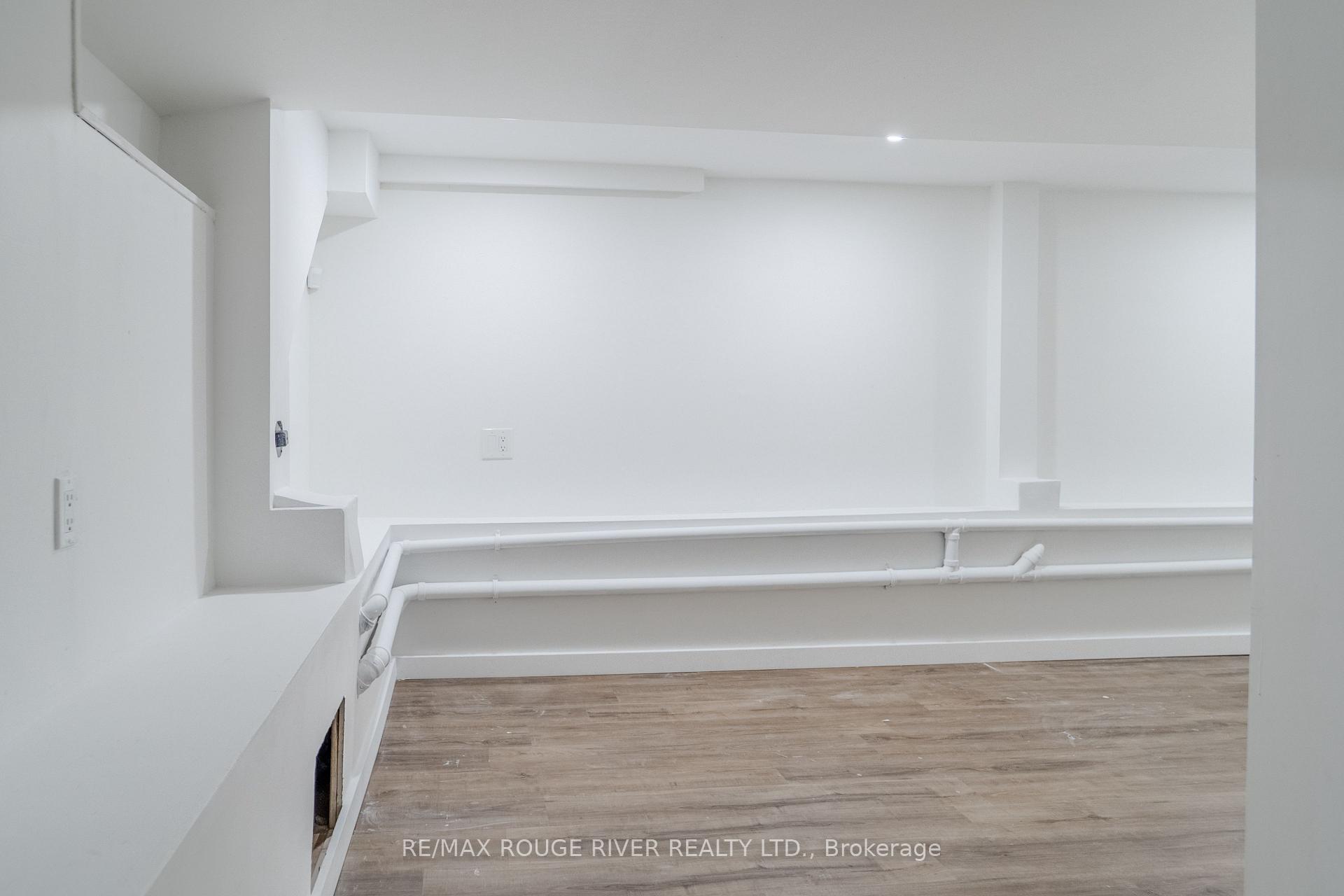 Photo 41 of 1721 S Cameron Blvd, Windsor — HOMEH