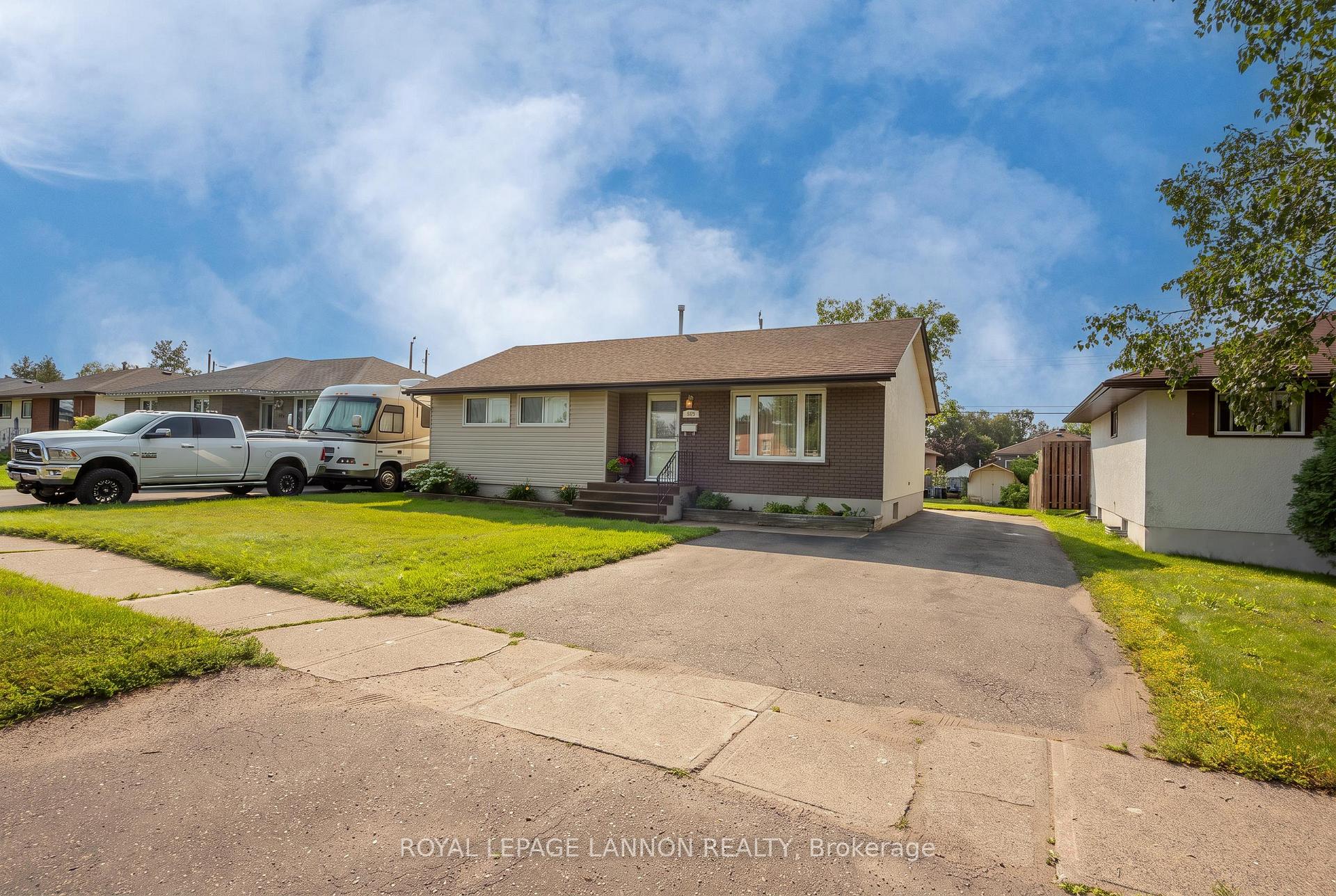 Photo 2 of 139 Clarkson Street S, Thunder Bay, Forest Park — HOMEH