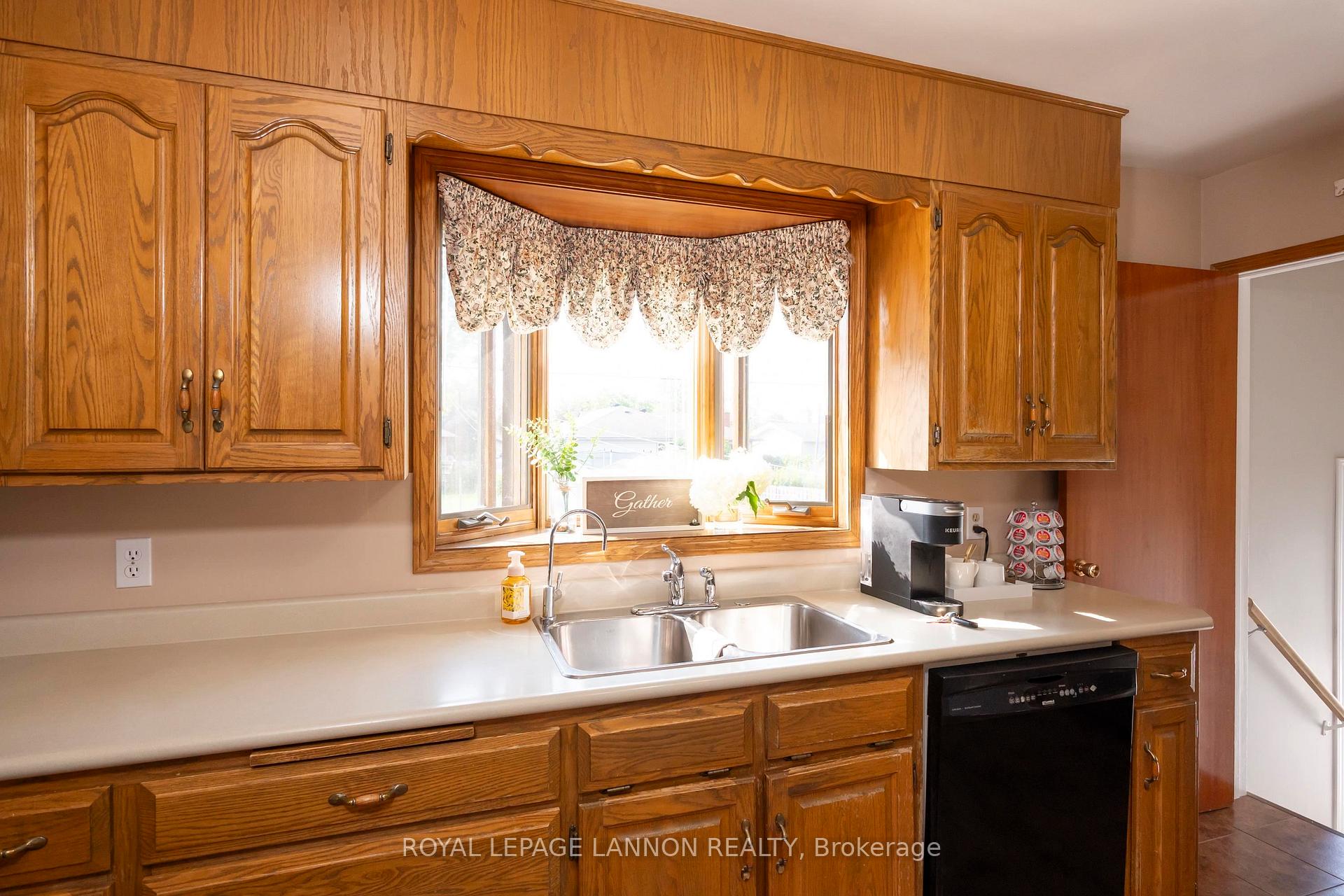 Photo 11 of 139 Clarkson Street S, Thunder Bay, Forest Park — HOMEH