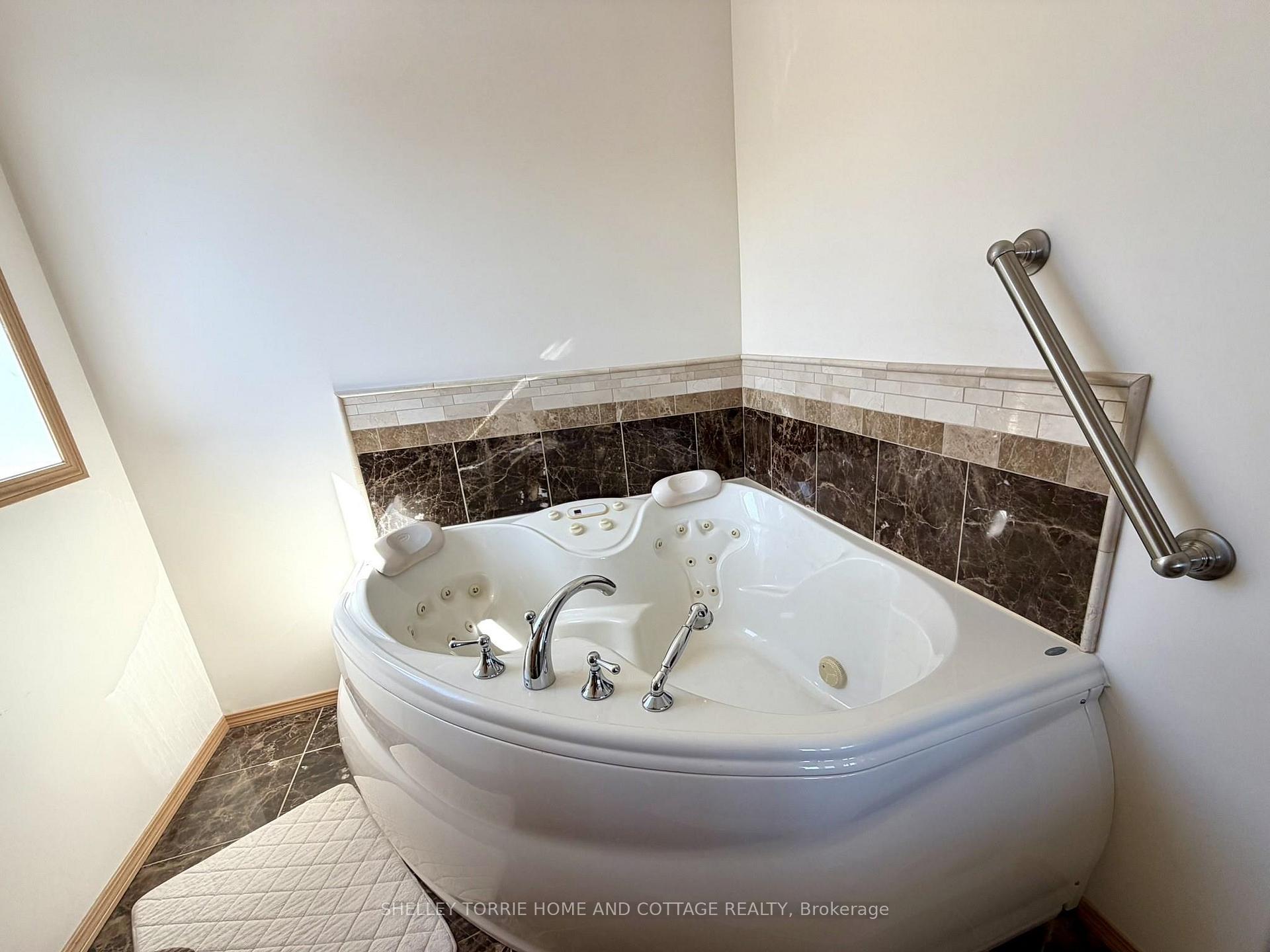 Photo 10 of Unit 401, 5 Bay Road, Kenora, Norman — HOMEH