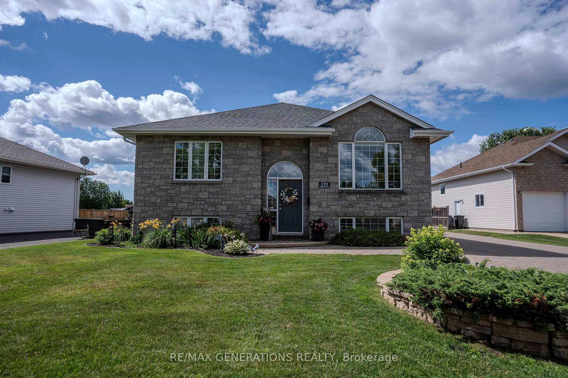Photo 2 of 239 Caribou Crescent, Thunder Bay, Parkdale — HOMEH