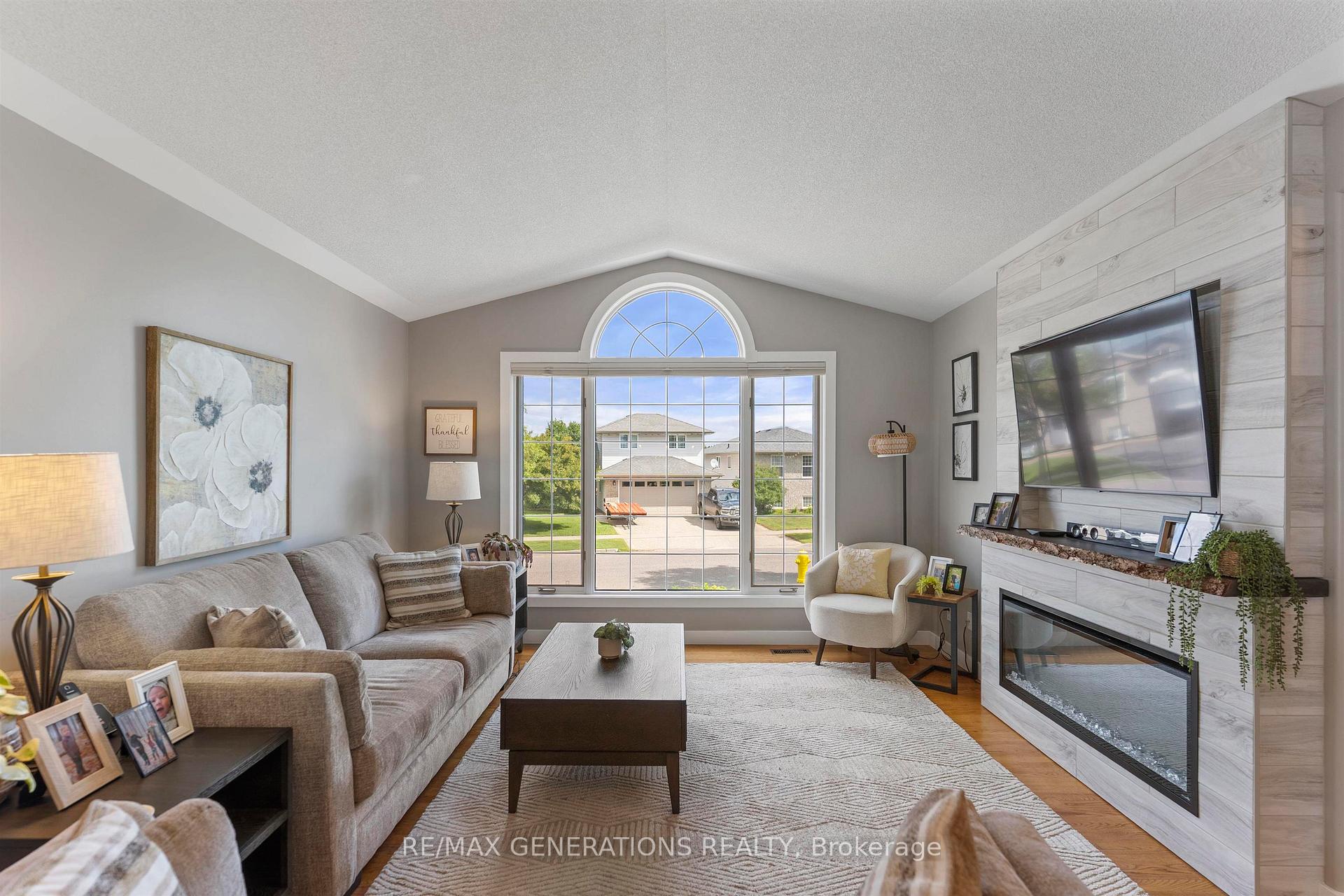 Photo 3 of 239 Caribou Crescent, Thunder Bay, Parkdale — HOMEH