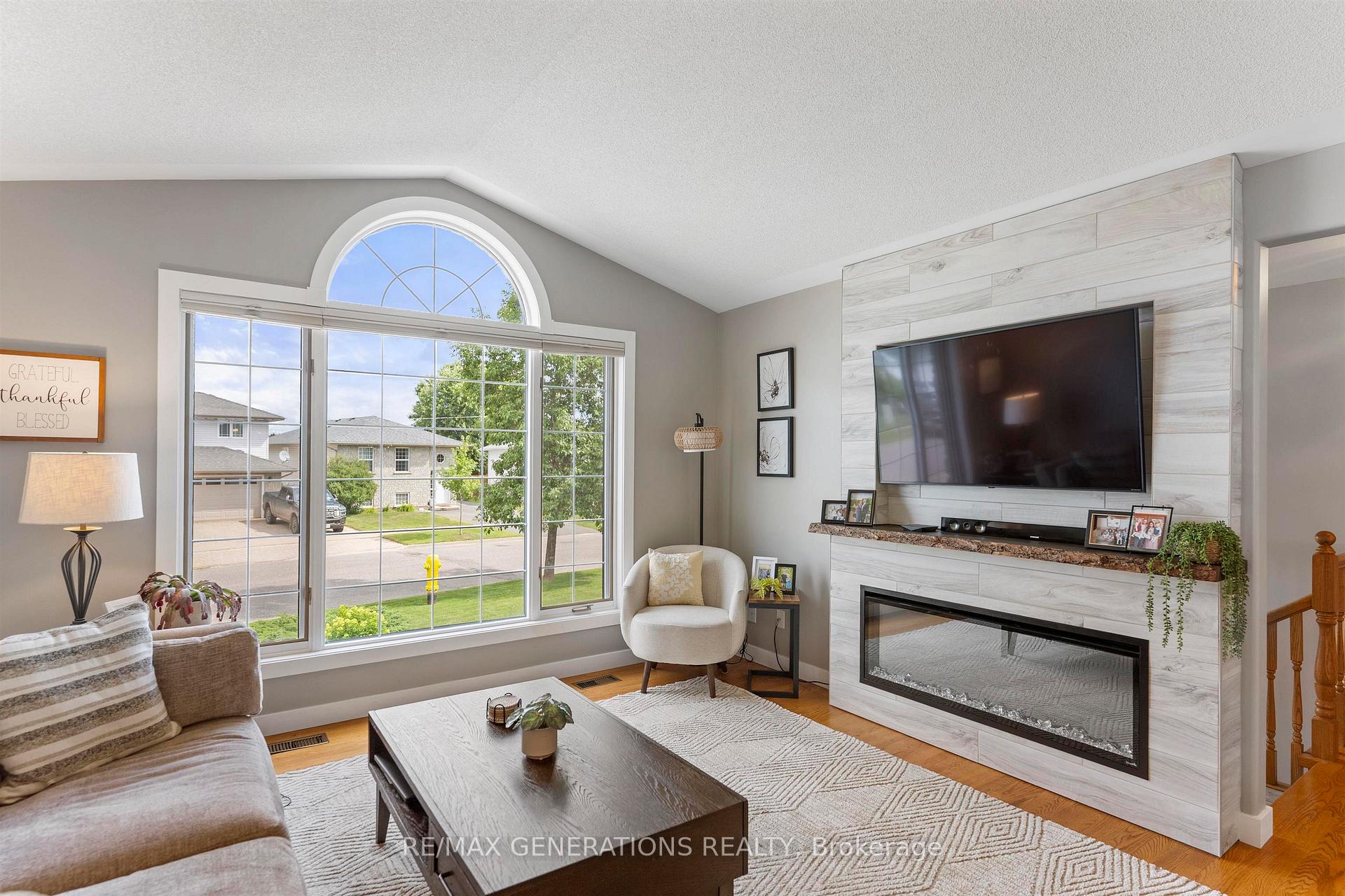 Photo 4 of 239 Caribou Crescent, Thunder Bay, Parkdale — HOMEH