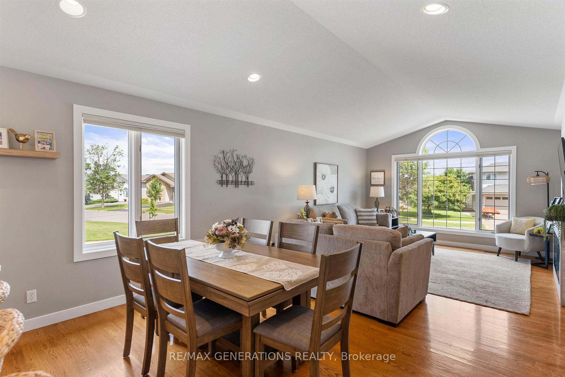 Photo 10 of 239 Caribou Crescent, Thunder Bay, Parkdale — HOMEH
