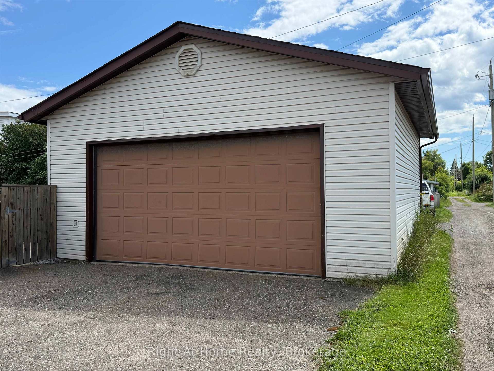 Photo 2 of 701 Sprague Street, Thunder Bay, Westfort — HOMEH