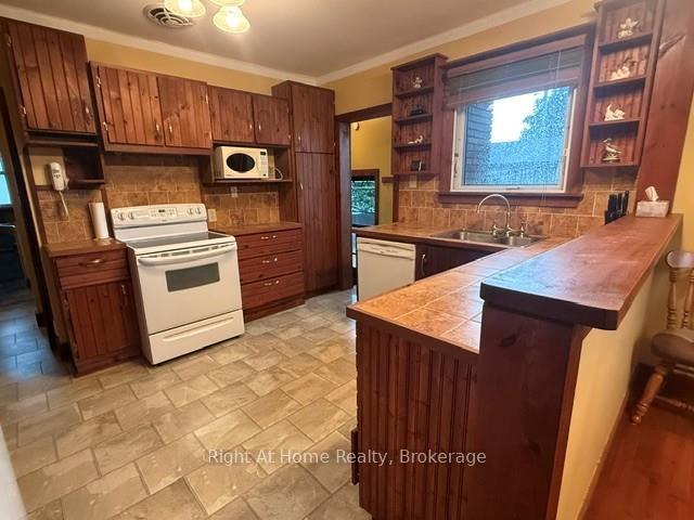 Photo 9 of 701 Sprague Street, Thunder Bay, Westfort — HOMEH
