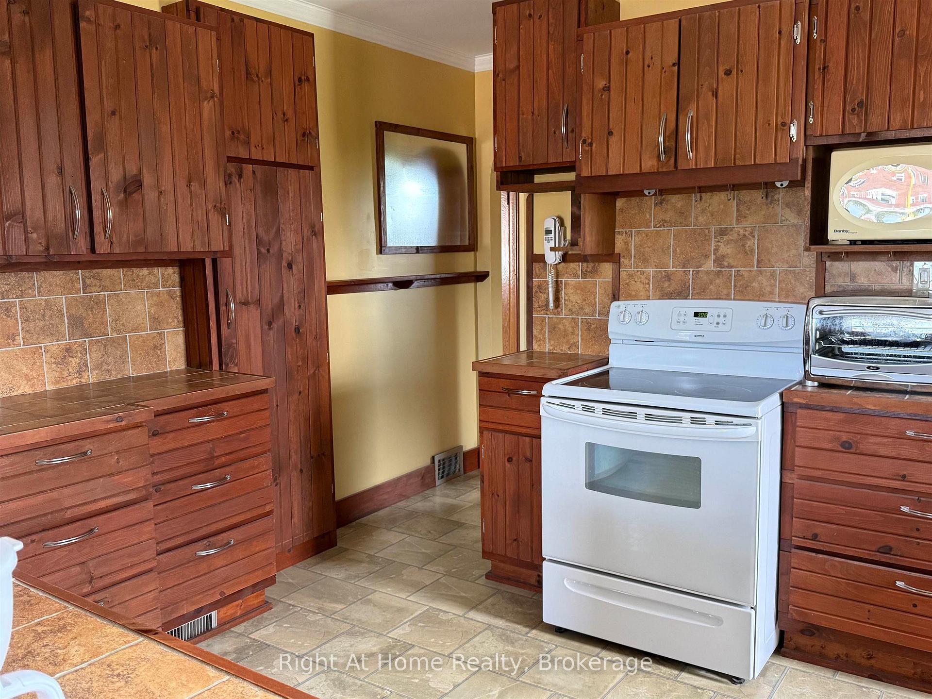Photo 10 of 701 Sprague Street, Thunder Bay, Westfort — HOMEH
