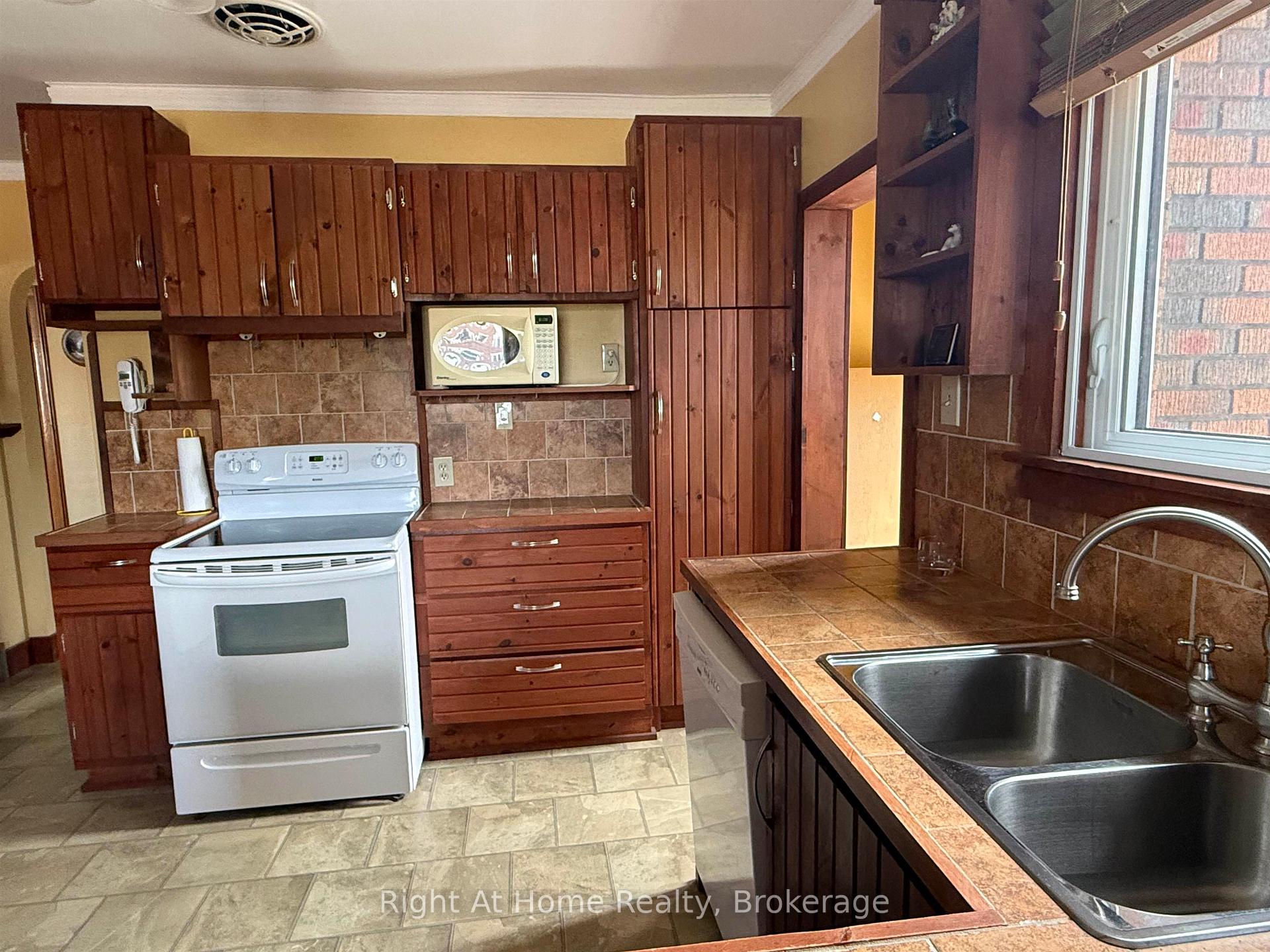 Photo 11 of 701 Sprague Street, Thunder Bay, Westfort — HOMEH