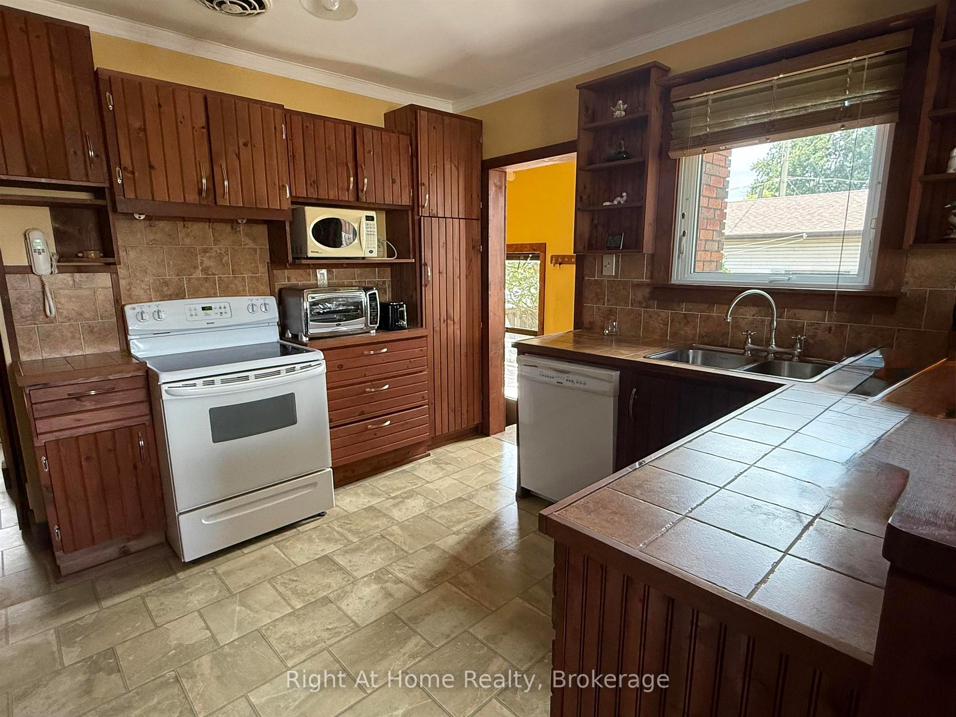 Photo 12 of 701 Sprague Street, Thunder Bay, Westfort — HOMEH