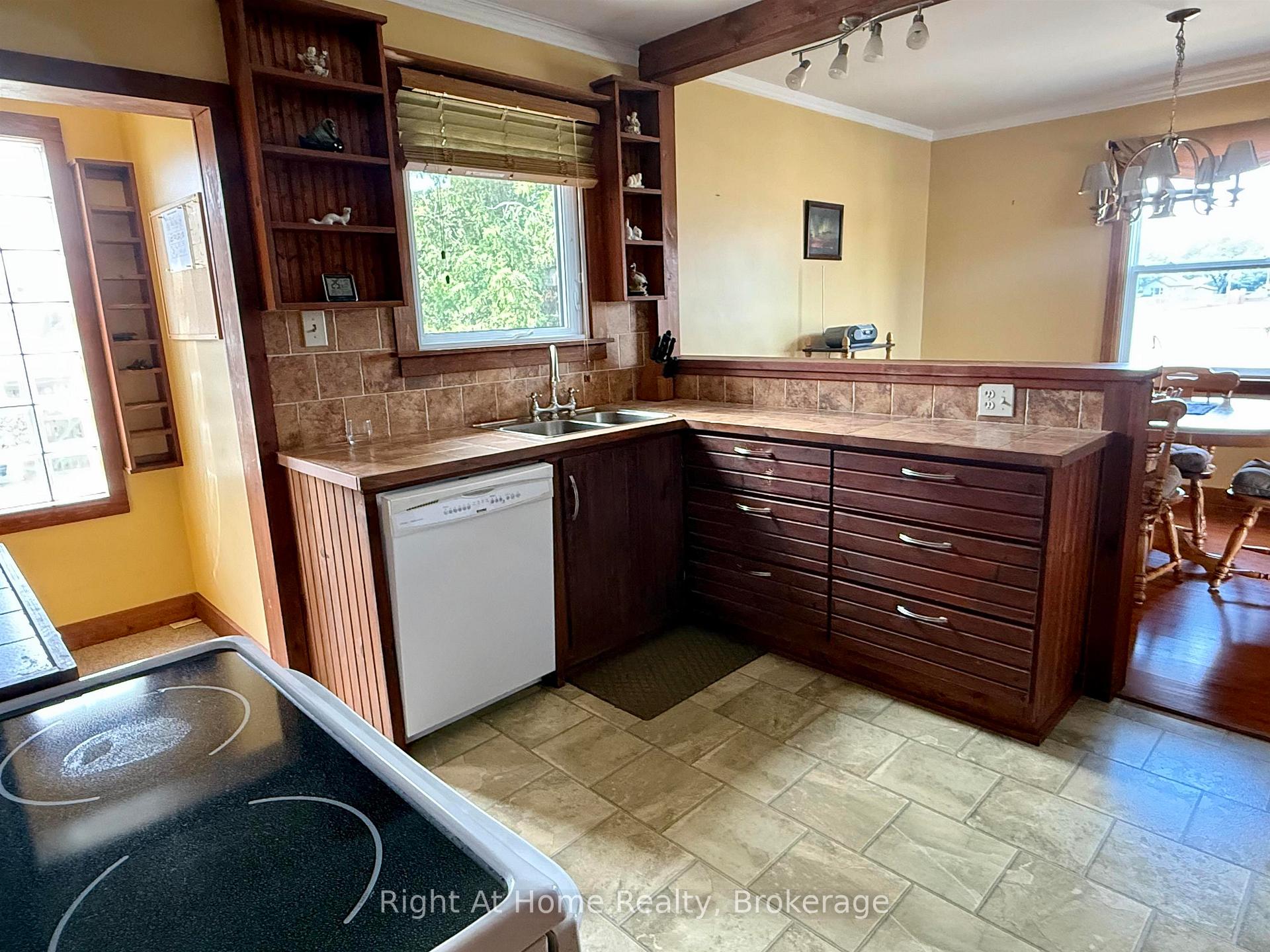 Photo 13 of 701 Sprague Street, Thunder Bay, Westfort — HOMEH