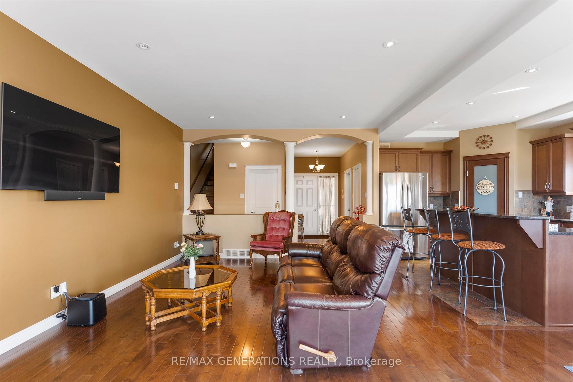 Photo 3 of 706 Weiler Boulevard, Thunder Bay, Parkdale — HOMEH