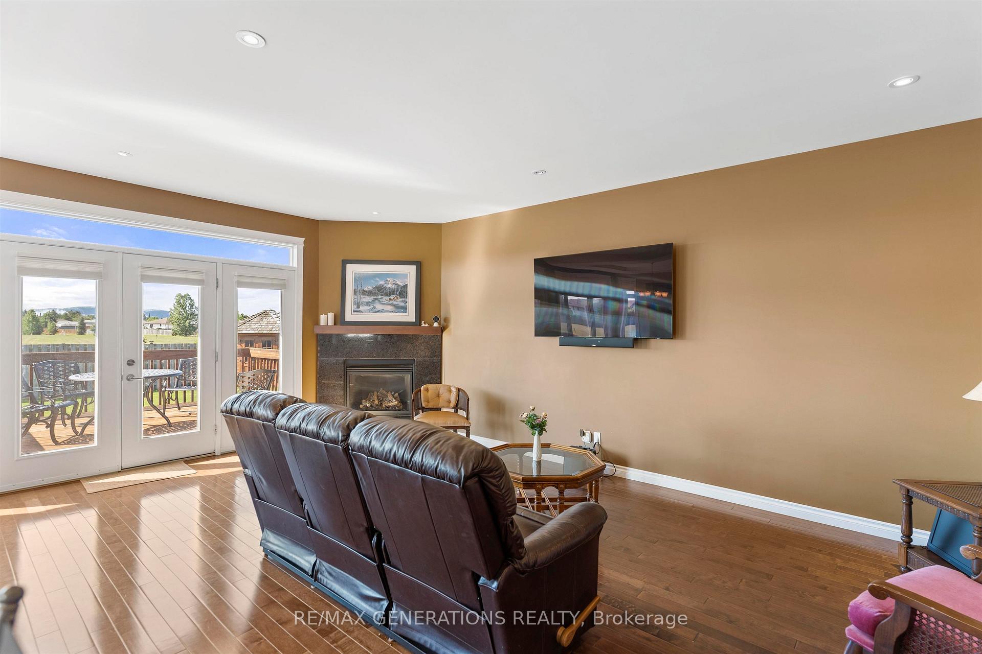 Photo 4 of 706 Weiler Boulevard, Thunder Bay, Parkdale — HOMEH