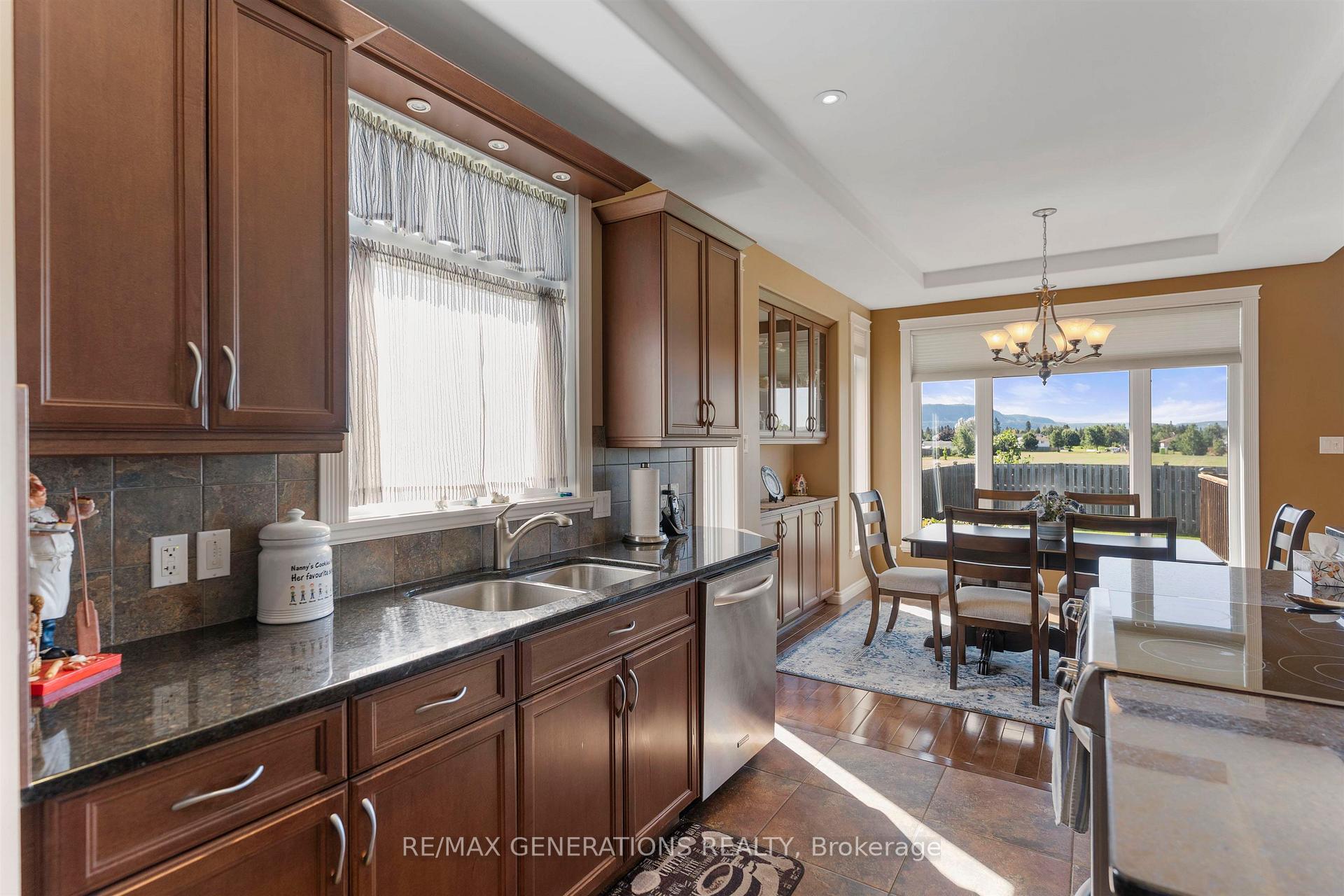 Photo 8 of 706 Weiler Boulevard, Thunder Bay, Parkdale — HOMEH