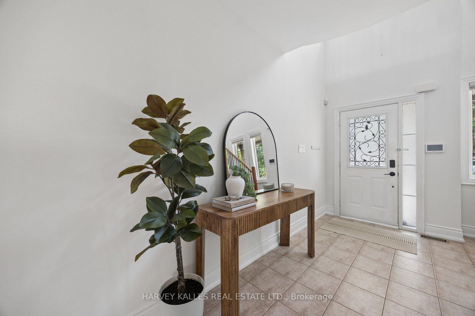 Photo 5 of 19 Starr Crescent, Aurora, Bayview Northeast — HOMEH