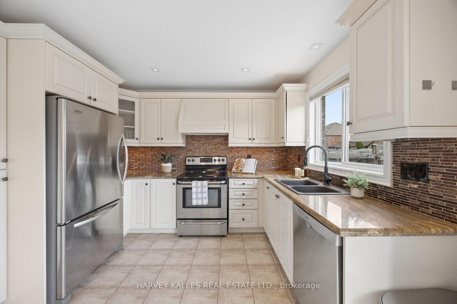 Photo 8 of 19 Starr Crescent, Aurora, Bayview Northeast — HOMEH