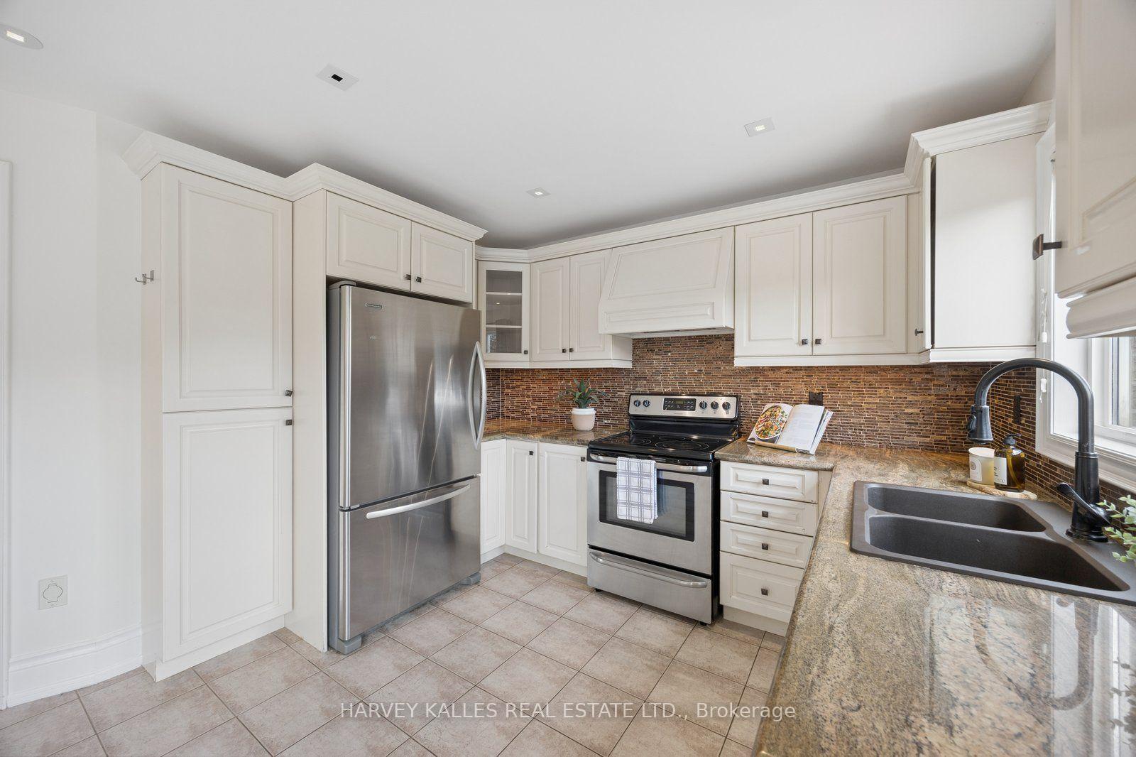 Photo 9 of 19 Starr Crescent, Aurora, Bayview Northeast — HOMEH