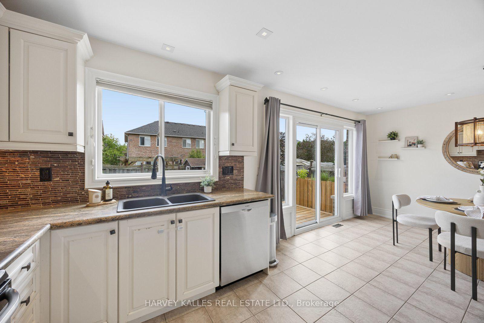 Photo 10 of 19 Starr Crescent, Aurora, Bayview Northeast — HOMEH
