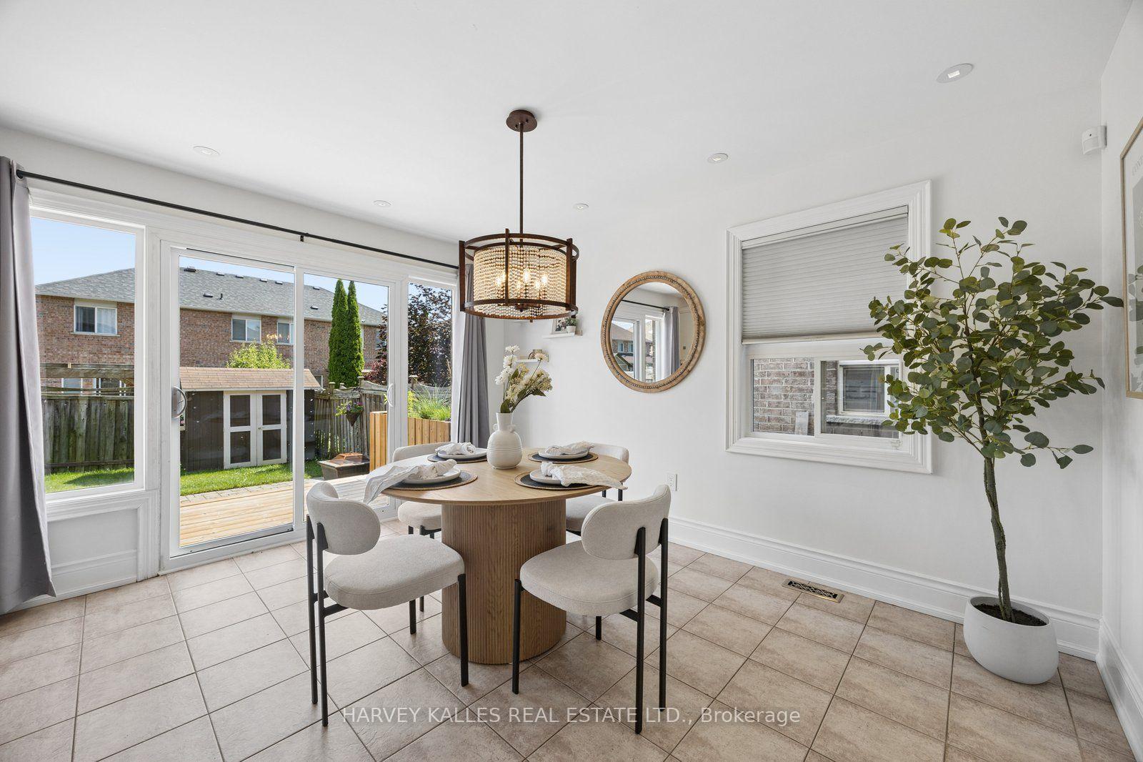 Photo 12 of 19 Starr Crescent, Aurora, Bayview Northeast — HOMEH