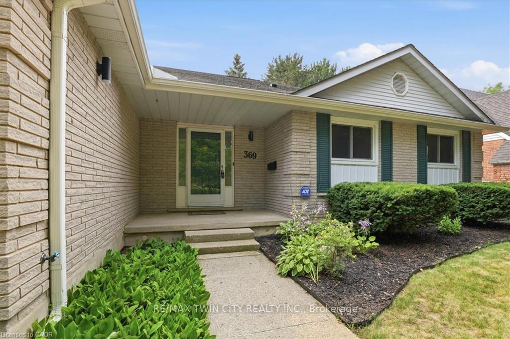 Photo 4 of 369 Crimson Drive, Waterloo, Lexington/Lincoln Village — HOMEH