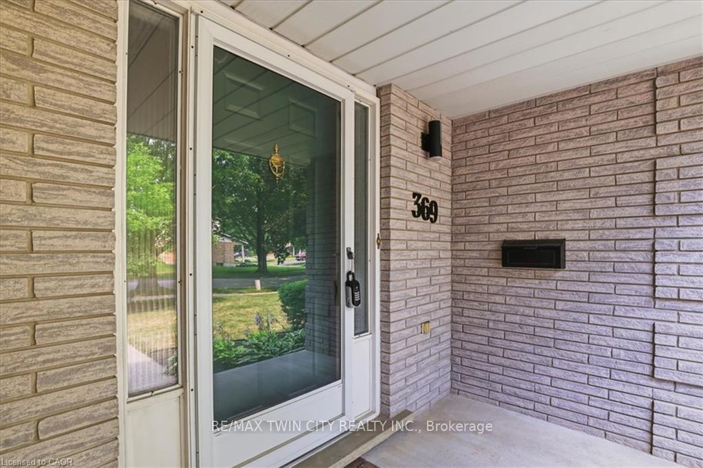 Photo 5 of 369 Crimson Drive, Waterloo, Lexington/Lincoln Village — HOMEH
