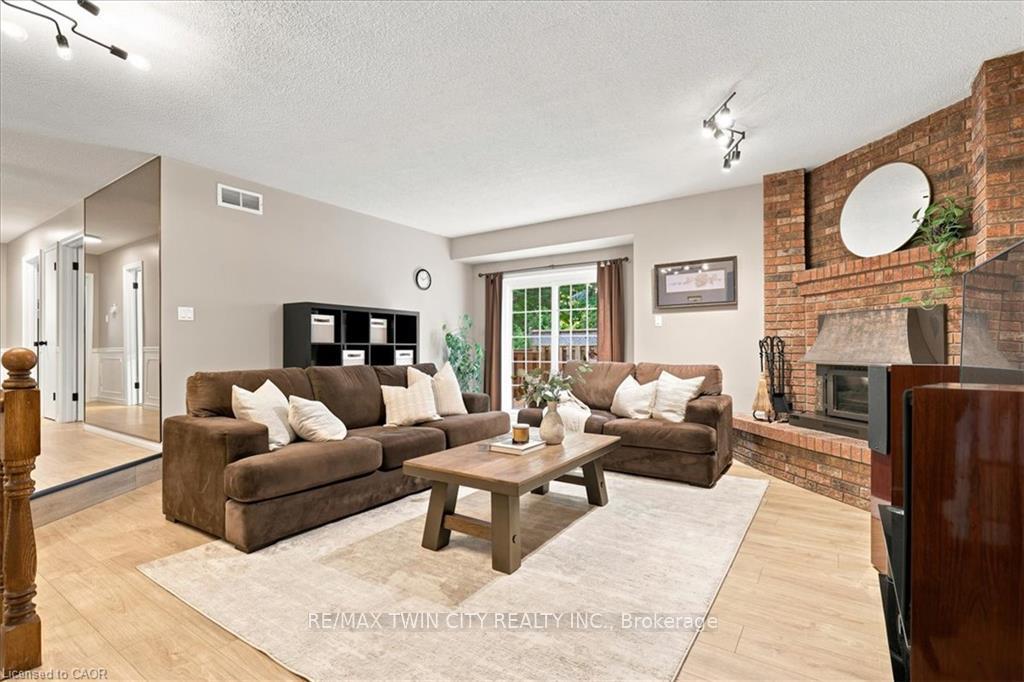 Photo 7 of 369 Crimson Drive, Waterloo, Lexington/Lincoln Village — HOMEH