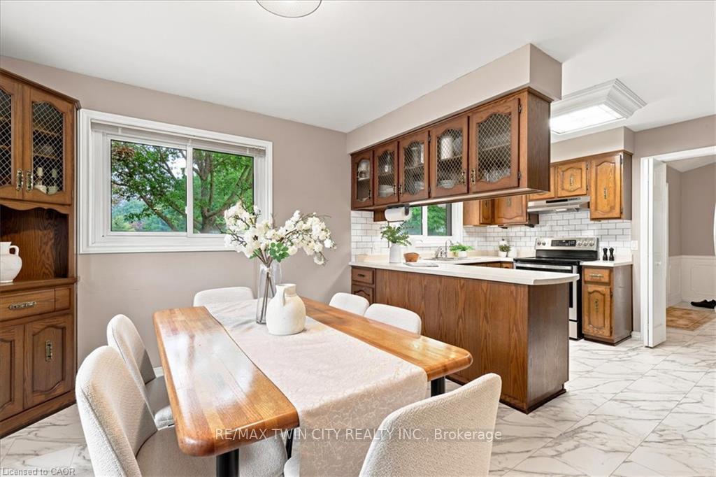 Photo 12 of 369 Crimson Drive, Waterloo, Lexington/Lincoln Village — HOMEH