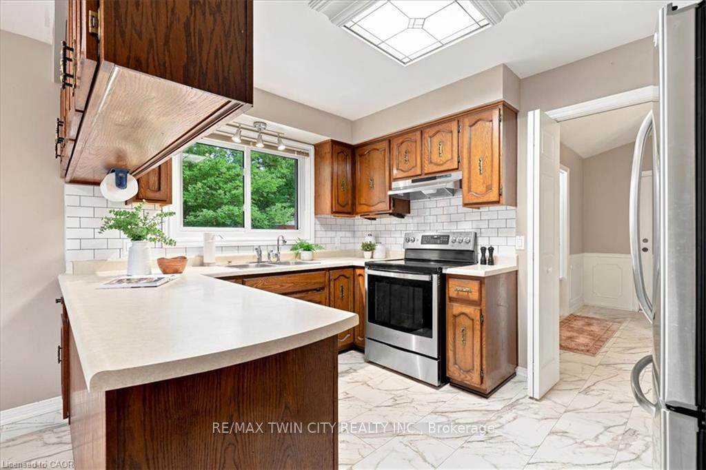 Photo 13 of 369 Crimson Drive, Waterloo, Lexington/Lincoln Village — HOMEH