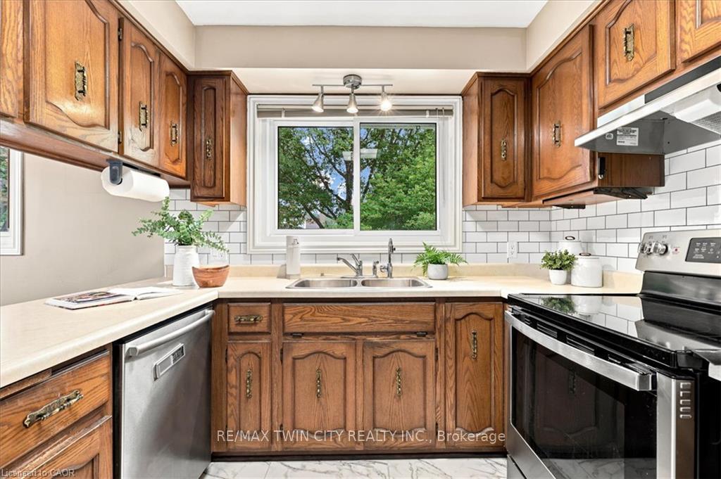 Photo 15 of 369 Crimson Drive, Waterloo, Lexington/Lincoln Village — HOMEH