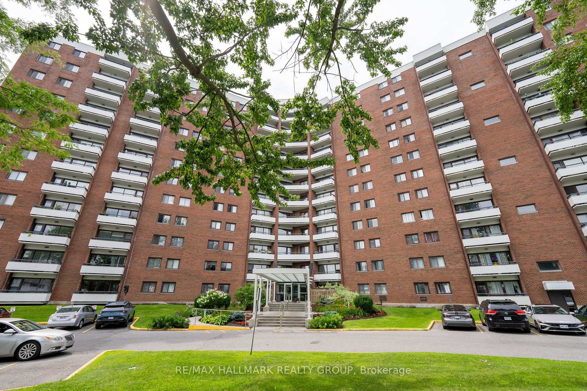 Photo 2 of Unit 906, 20 Chesterton Drive, Ottawa, Borden Farm/Stewart Farm/Carleton Heights/Parkwood Hills — HOMEH