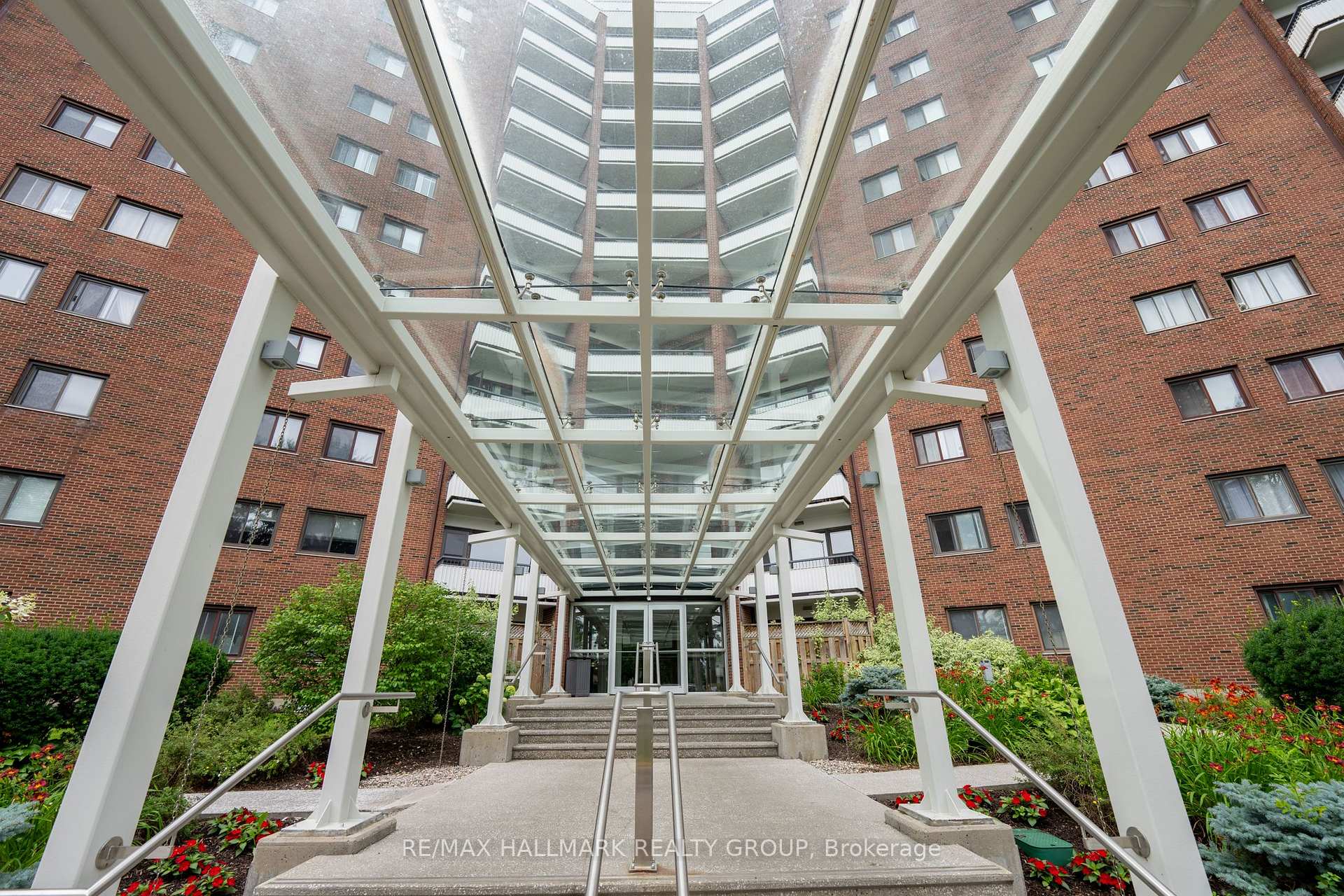 Photo 3 of Unit 906, 20 Chesterton Drive, Ottawa, Borden Farm/Stewart Farm/Carleton Heights/Parkwood Hills — HOMEH