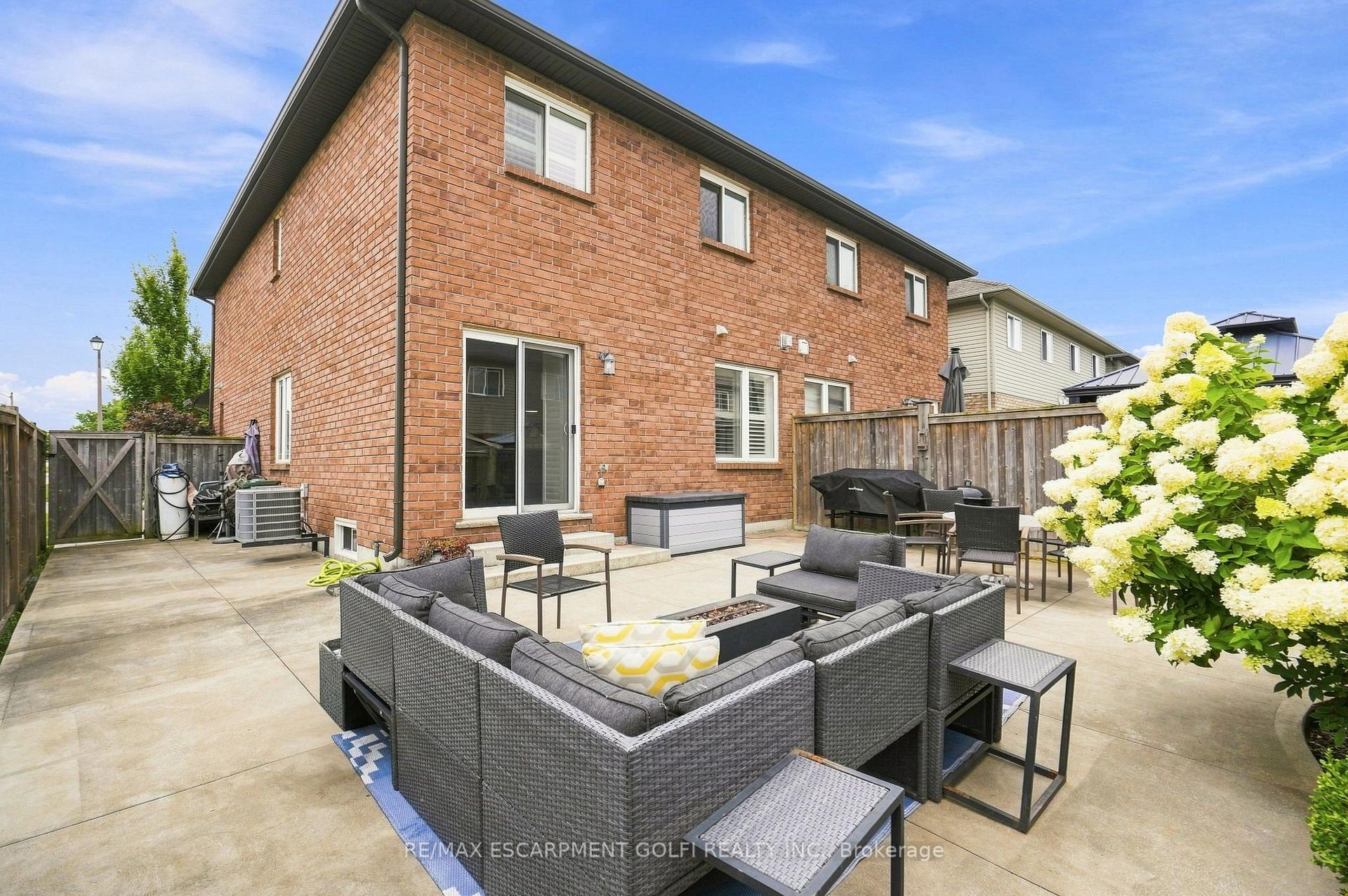 Photo 3 of 4 Whitworth Terrace, Hamilton, Stoney Creek — HOMEH