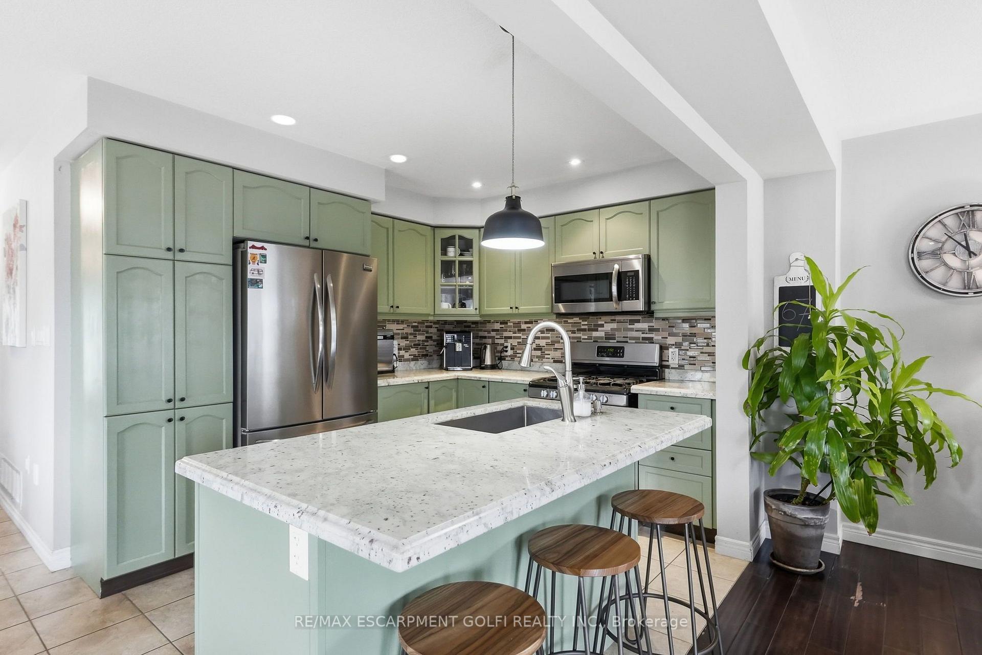 Photo 9 of 4 Whitworth Terrace, Hamilton, Stoney Creek — HOMEH