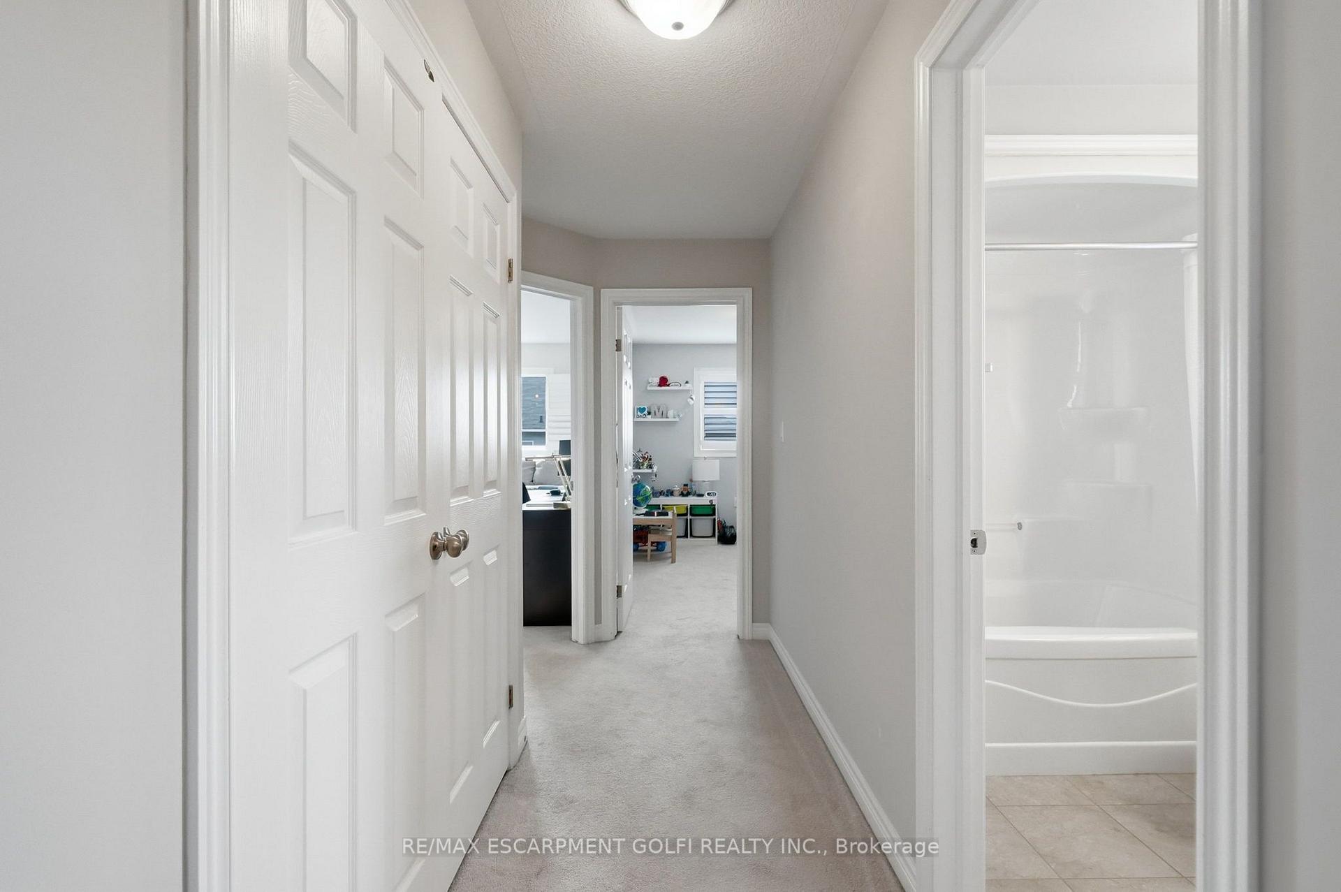 Photo 16 of 4 Whitworth Terrace, Hamilton, Stoney Creek — HOMEH