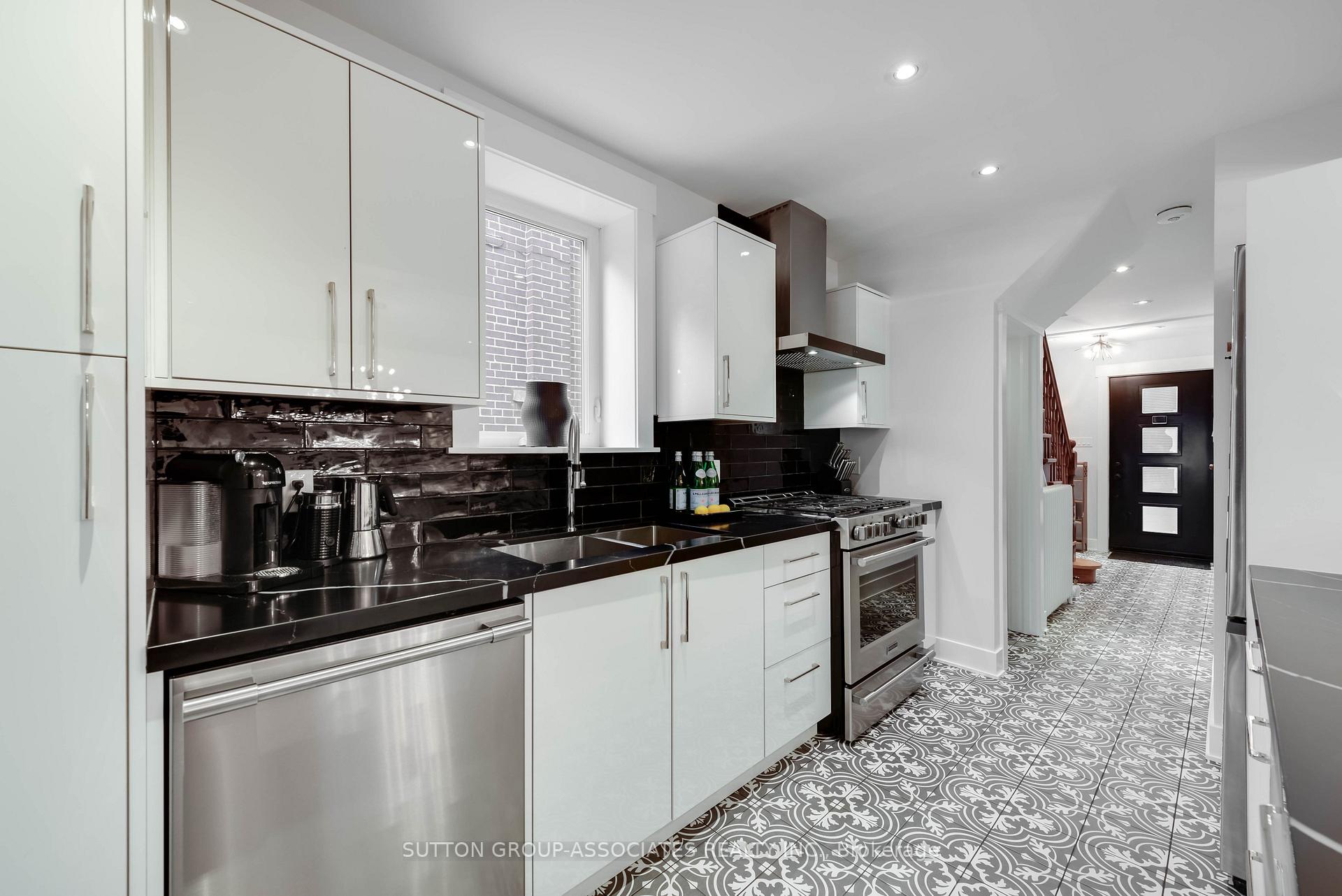Photo 14 of 18 Earnscliffe Road, Toronto, Oakwood Village — HOMEH