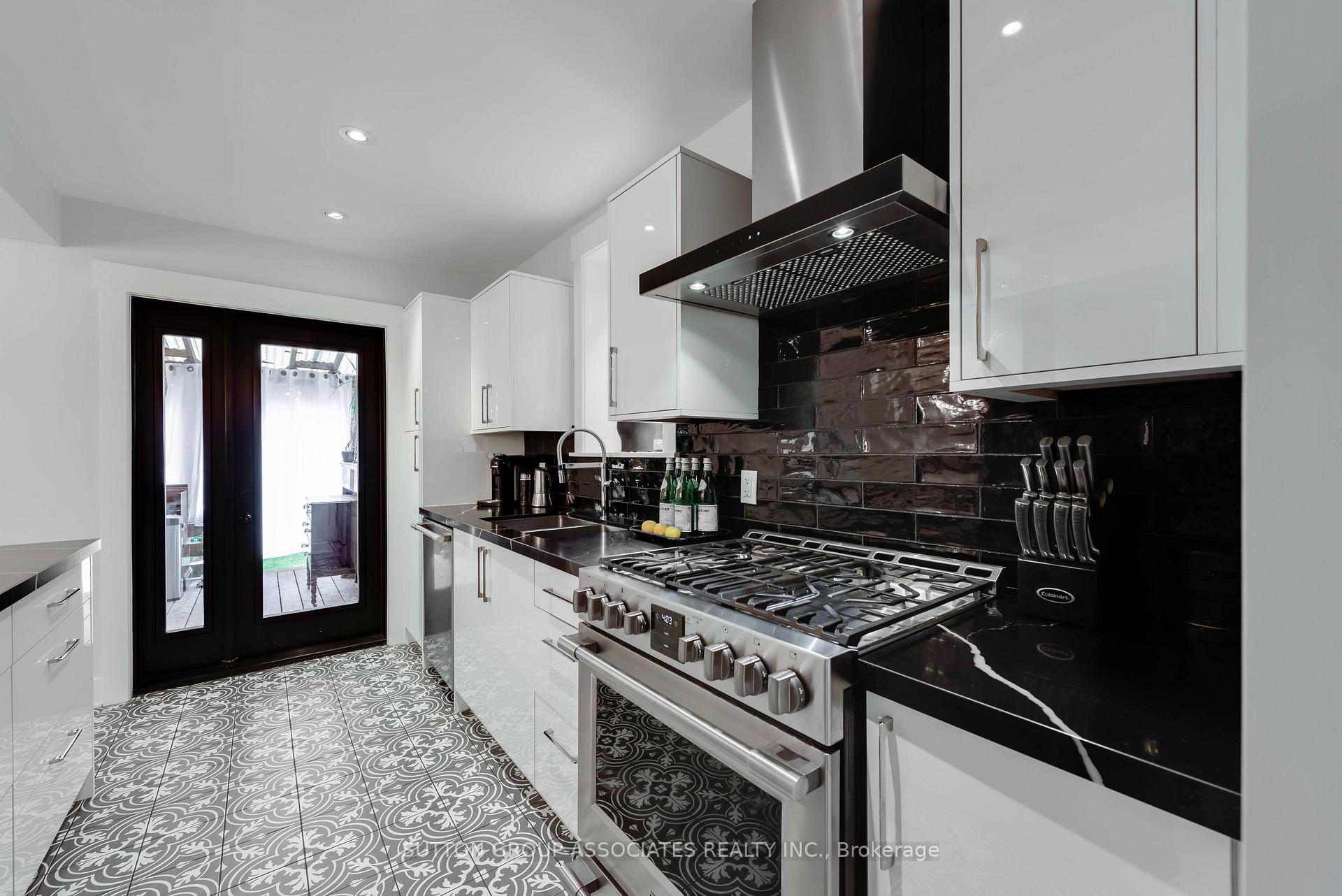 Photo 16 of 18 Earnscliffe Road, Toronto, Oakwood Village — HOMEH