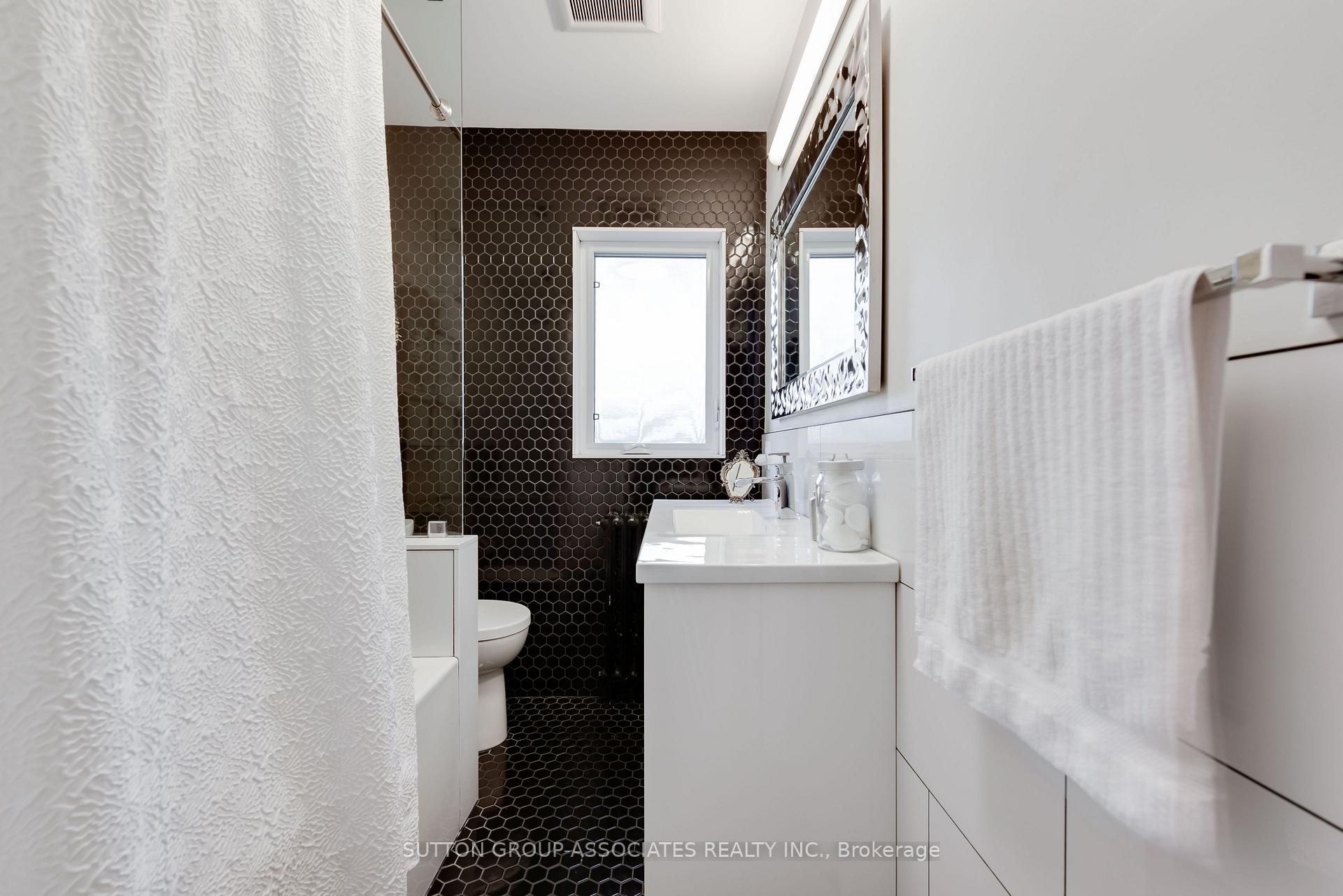 Photo 24 of 18 Earnscliffe Road, Toronto, Oakwood Village — HOMEH