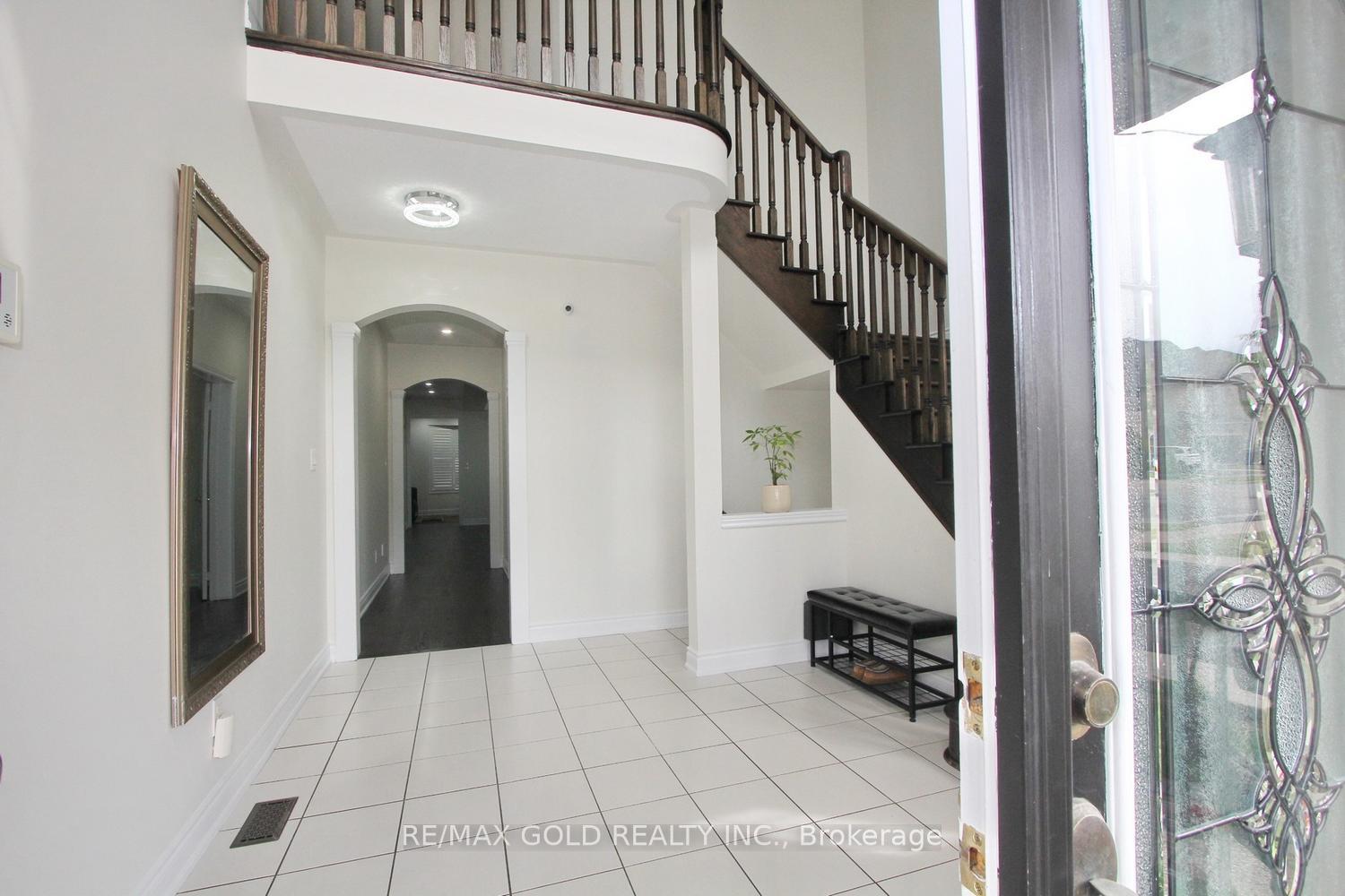 Photo 4 of 52 Bear Run Road, Brampton, Credit Valley — HOMEH