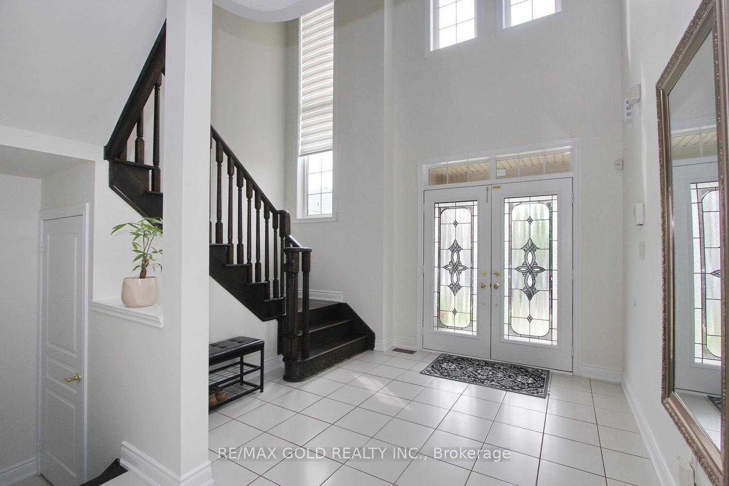 Photo 5 of 52 Bear Run Road, Brampton, Credit Valley — HOMEH