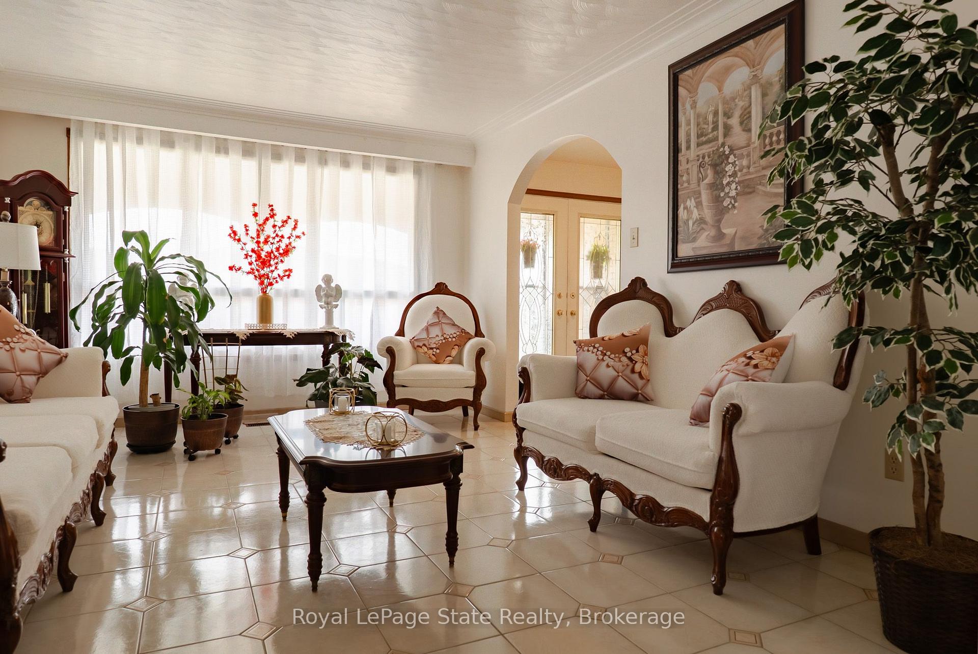 Photo 3 of 43 Henley Drive, Hamilton, Stoney Creek — HOMEH