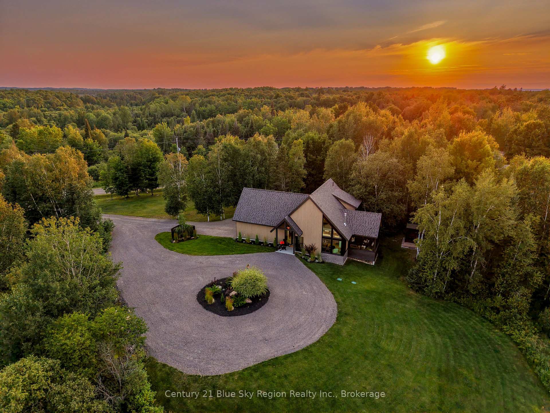 Photo of 466 Ouellette Road